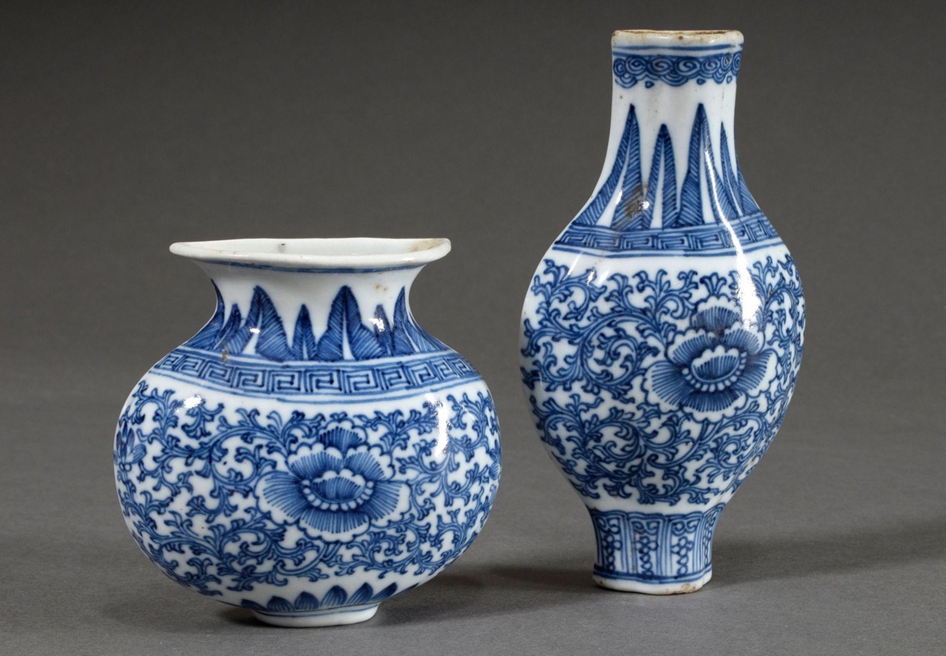 2 Diverse chinesische Porzellan Wandvasen mit Blaumalerei Dekor "Blüten und Ranken" nach Ming Vorbi