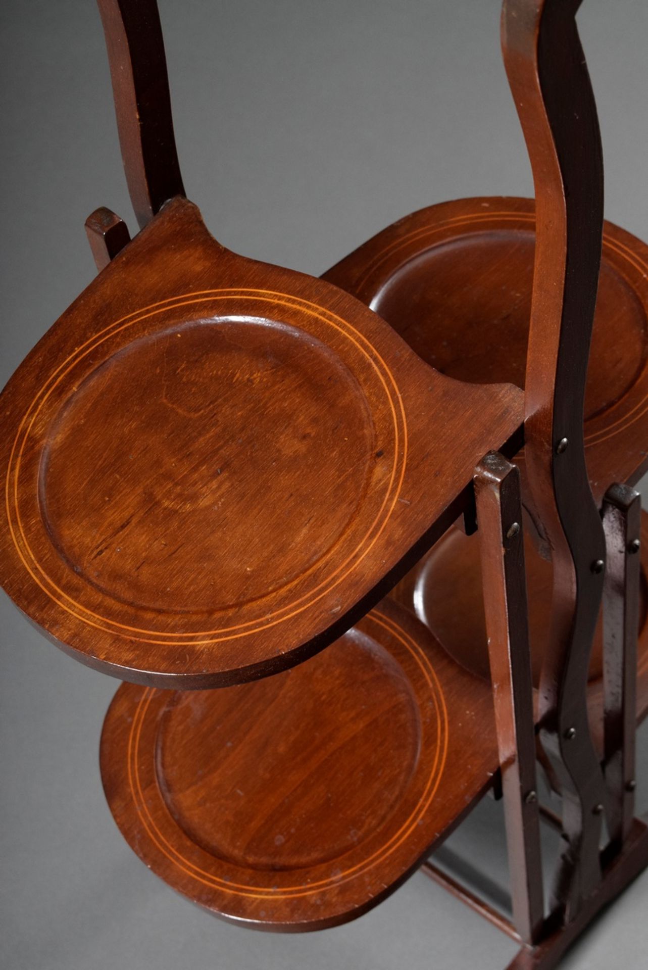 Mahogany cakestand with ribbon inlays, turned frame and two folding plate stands on each side, c. 1 - Image 3 of 4