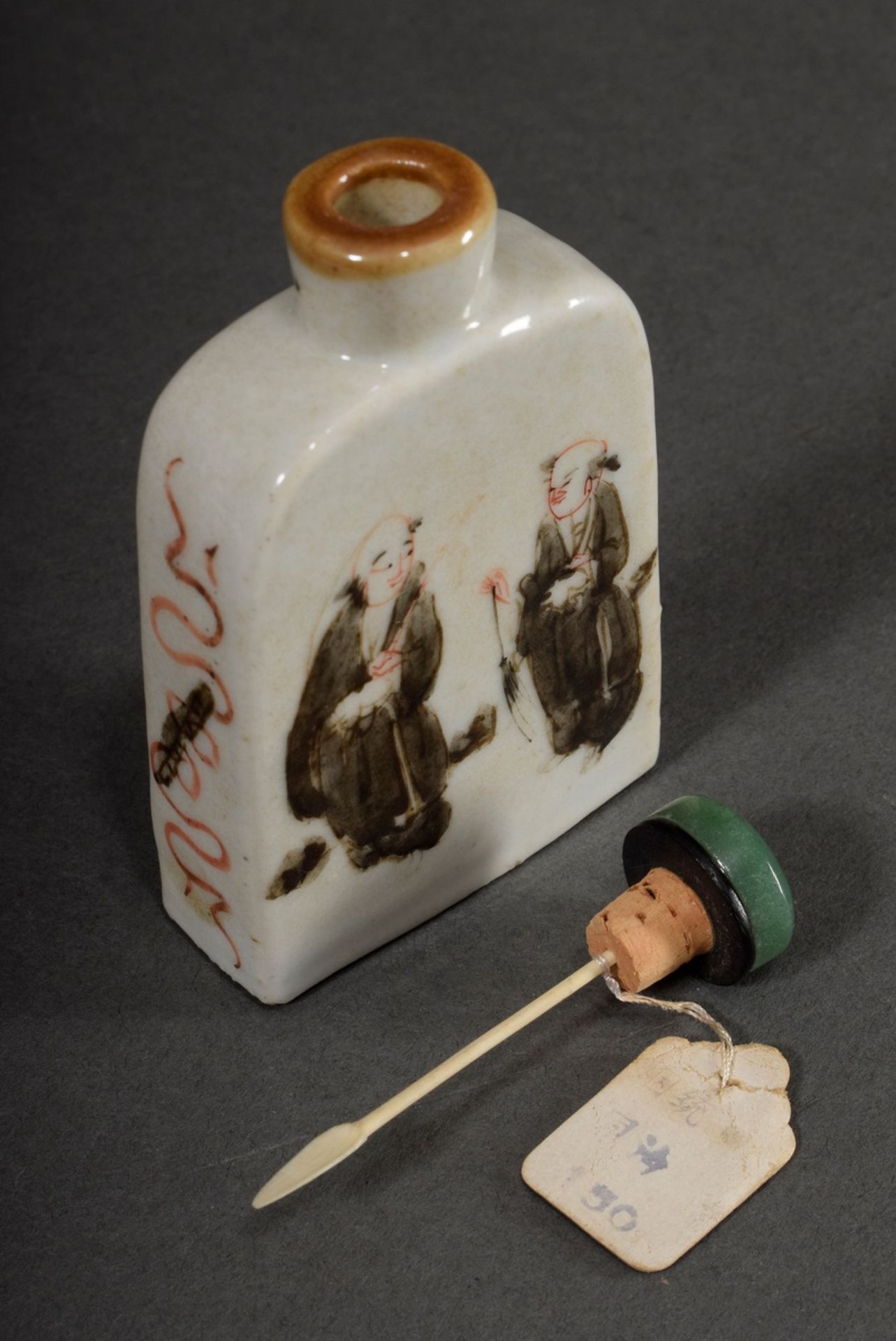 Chinese porcelain snuff bottle with figural painting and green gemstone lid, export seal, h. 9,5cm, - Image 4 of 5