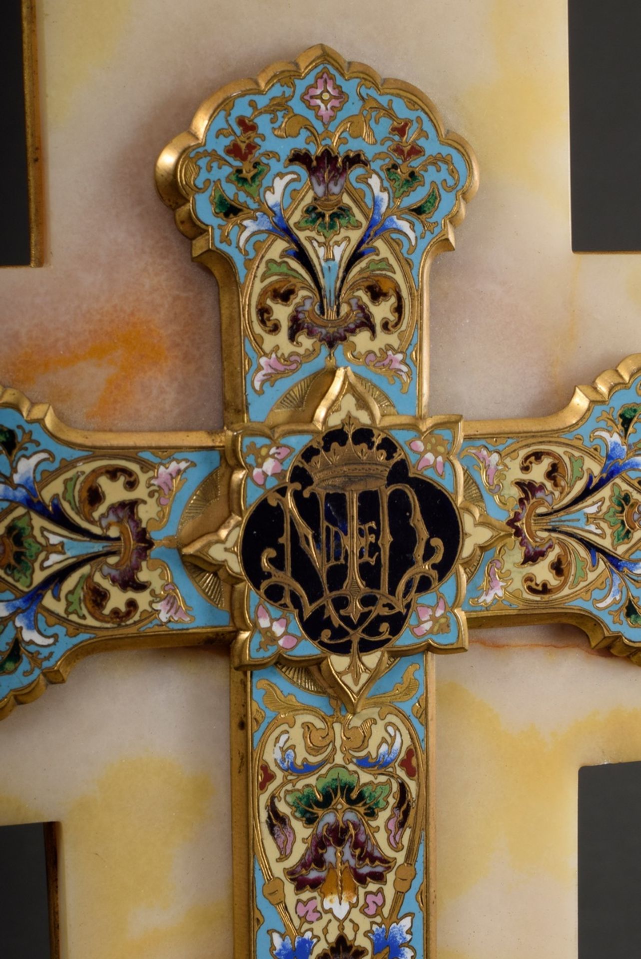 Prachtvolles Wand-Weihwasserbecken mit Kruzifix, feuervergoldete Bronze mit polychromem Champlévé E - Bild 2 aus 8