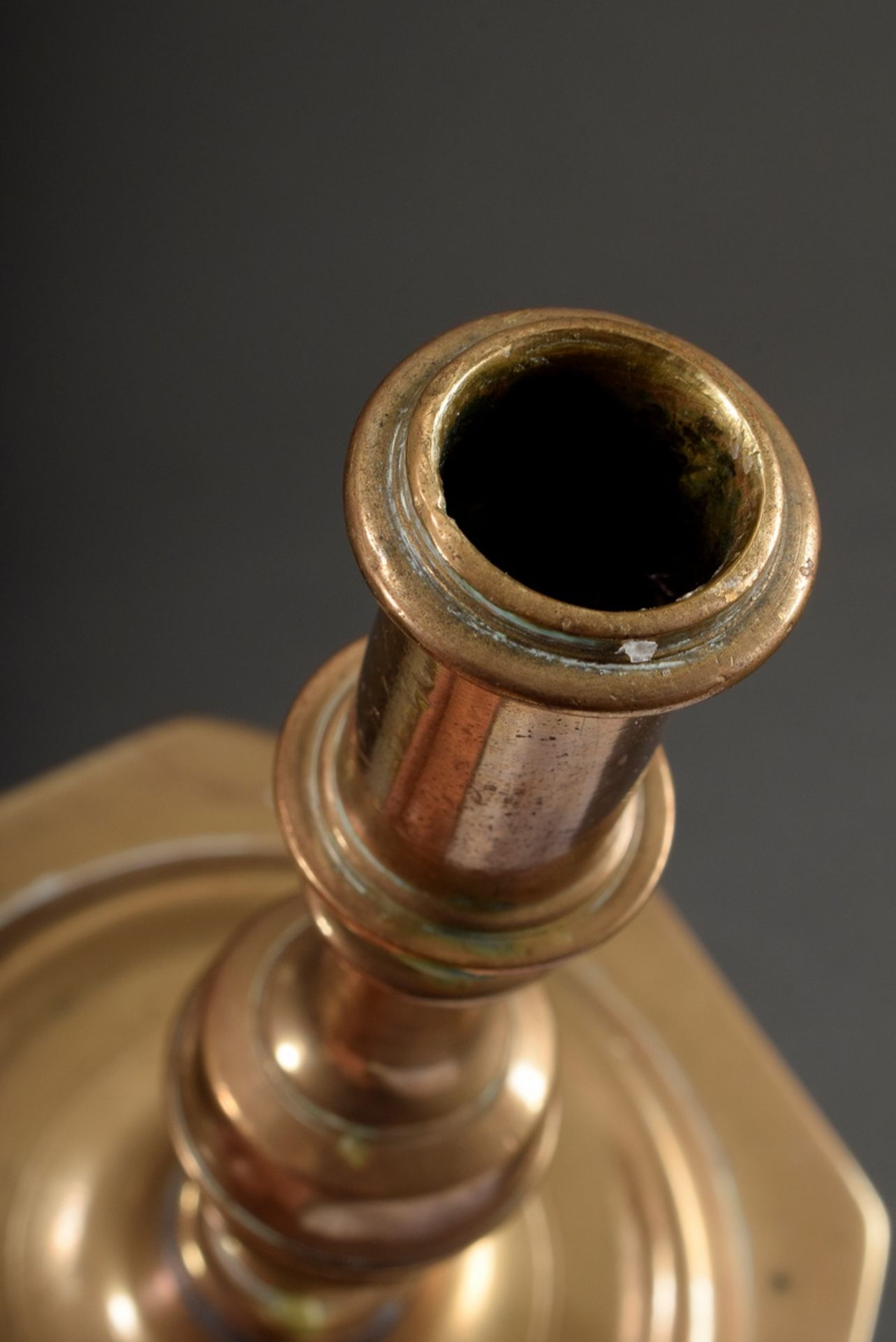 Pair of bronze candlesticks with different shaped baluster stems on wide octagonal feet, h. 13,5/15 - Image 3 of 4