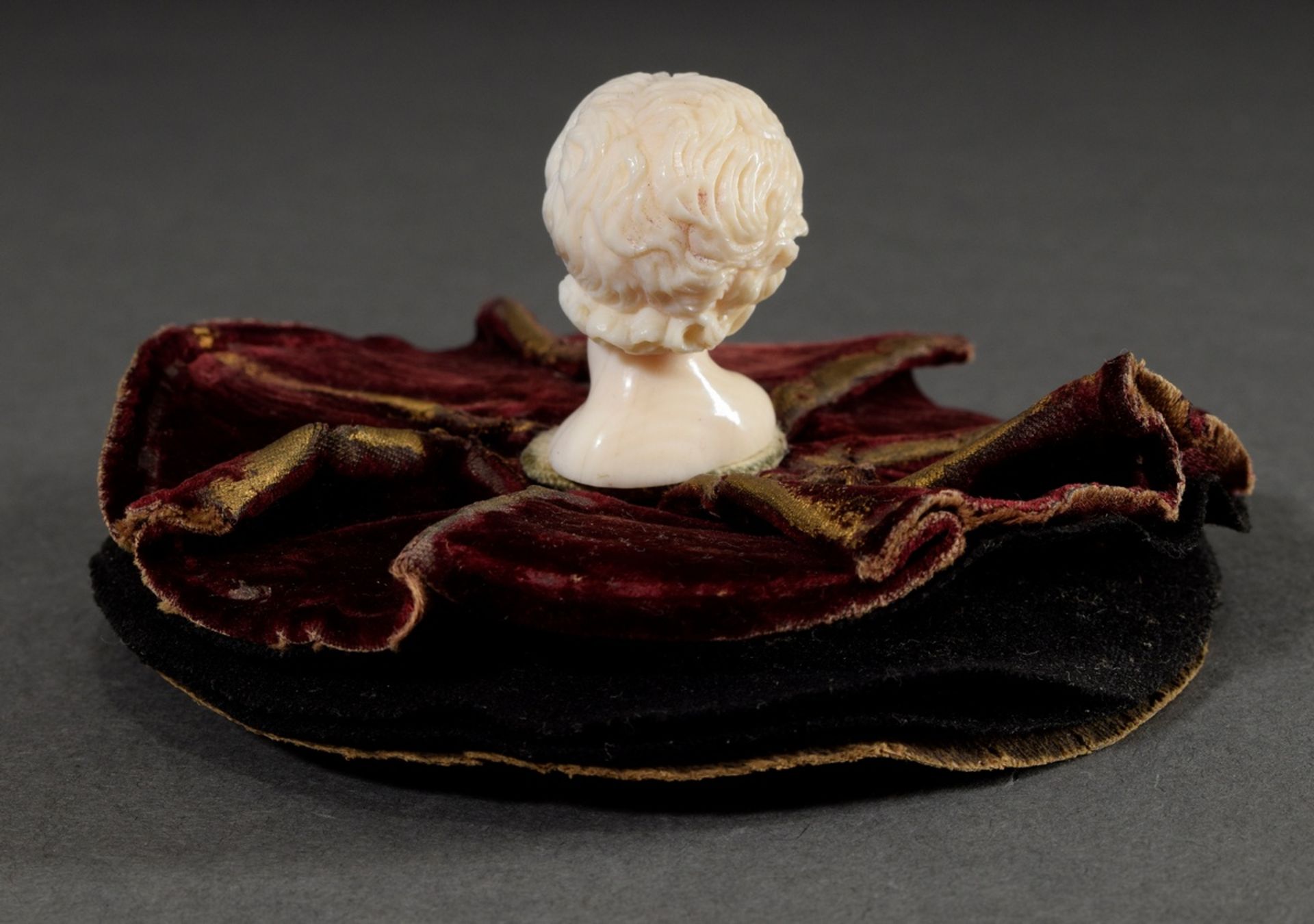 Historism ivory carving "boy's head" mounted on a round red velvet pincushion, end of 19th century, - Image 2 of 5