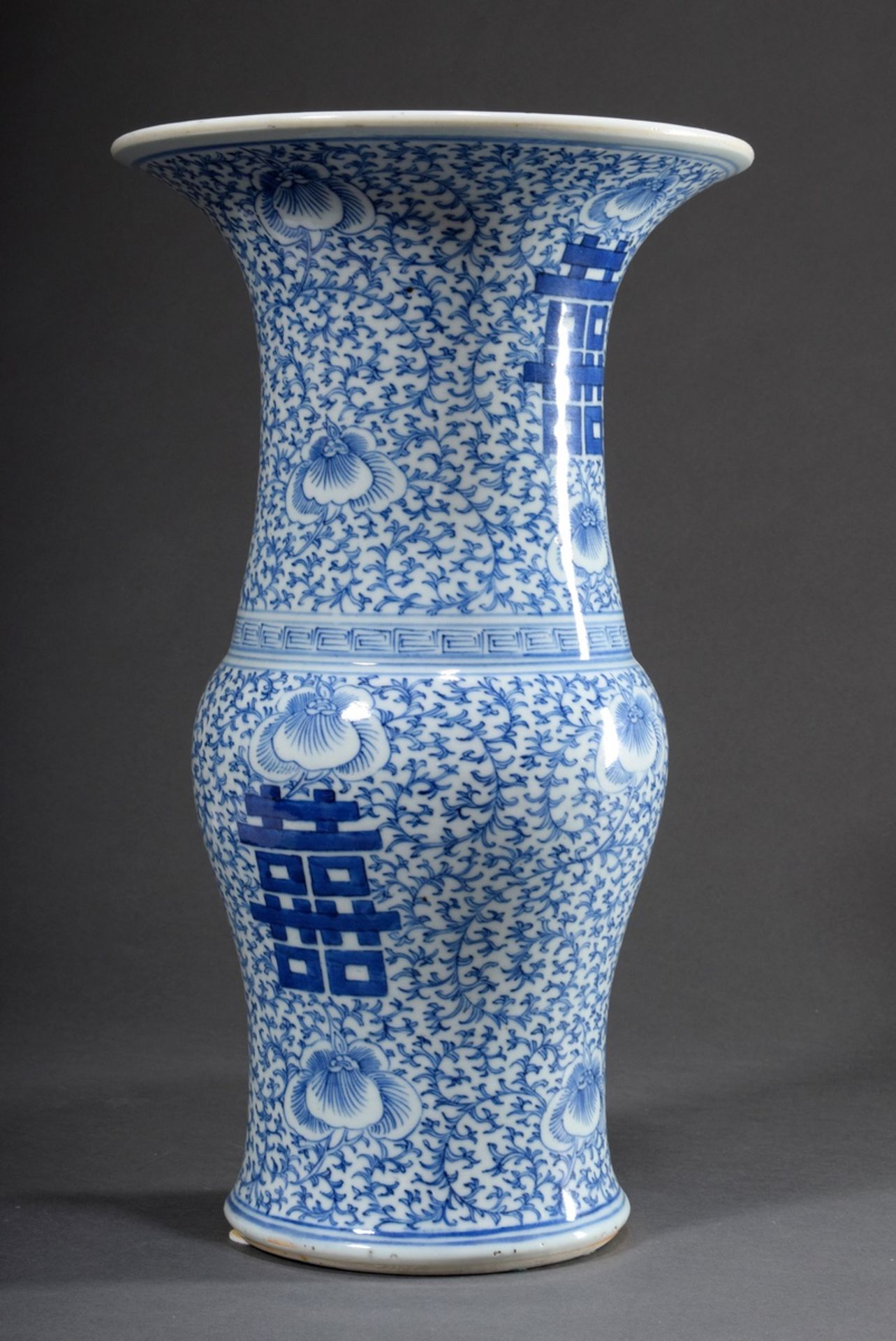 Chinesische Porzellan "Gu" Vase mit Blaumalerei "Glückszeichen" auf floralem Fond, H. 41cm, Ø 24cm