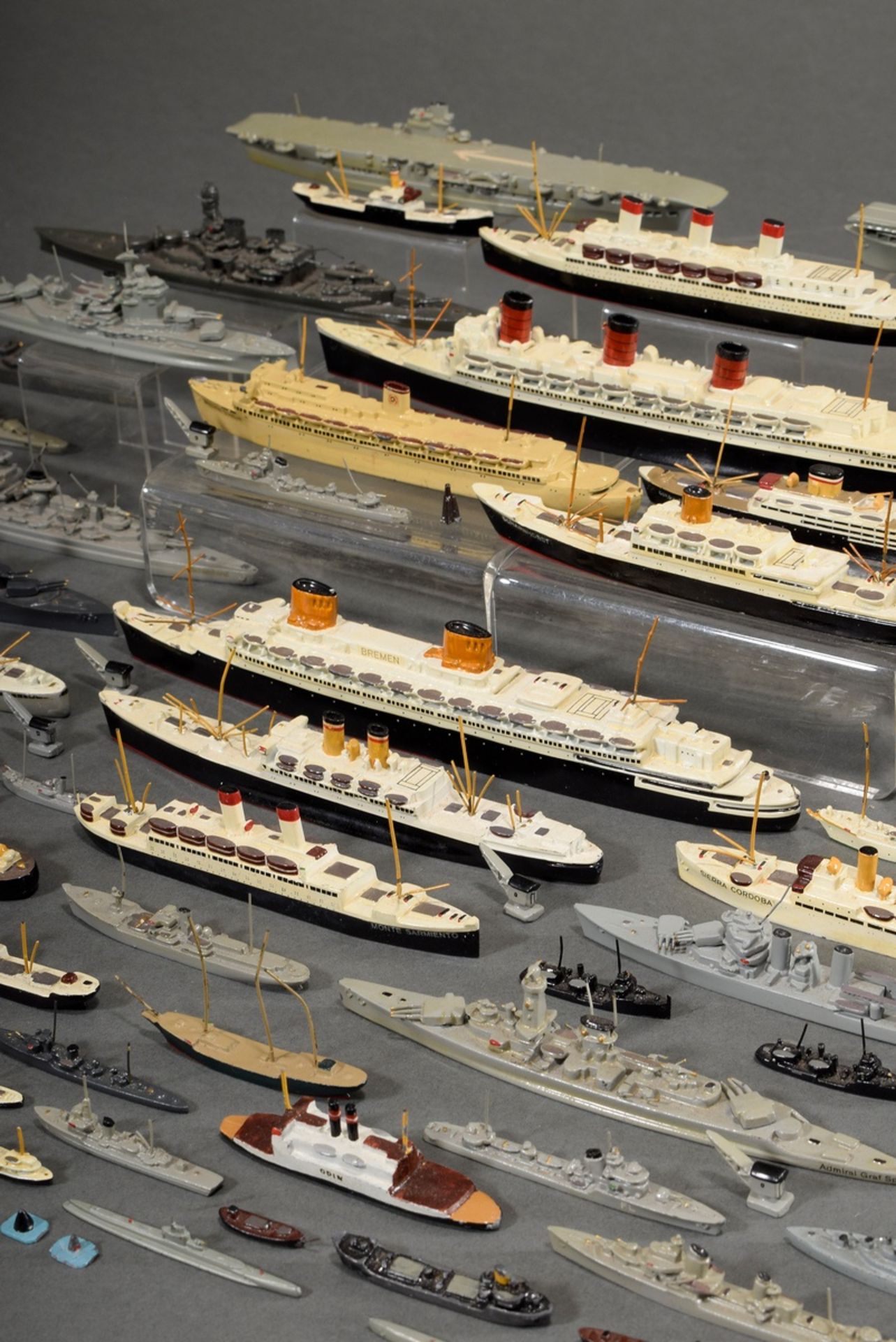 Sammelkasten mit Wiking Schiffs Modellen, u.a. "Hamburg", "Bremen", "Queen Mary", "Gorch Fock", "Pr - Bild 3 aus 17