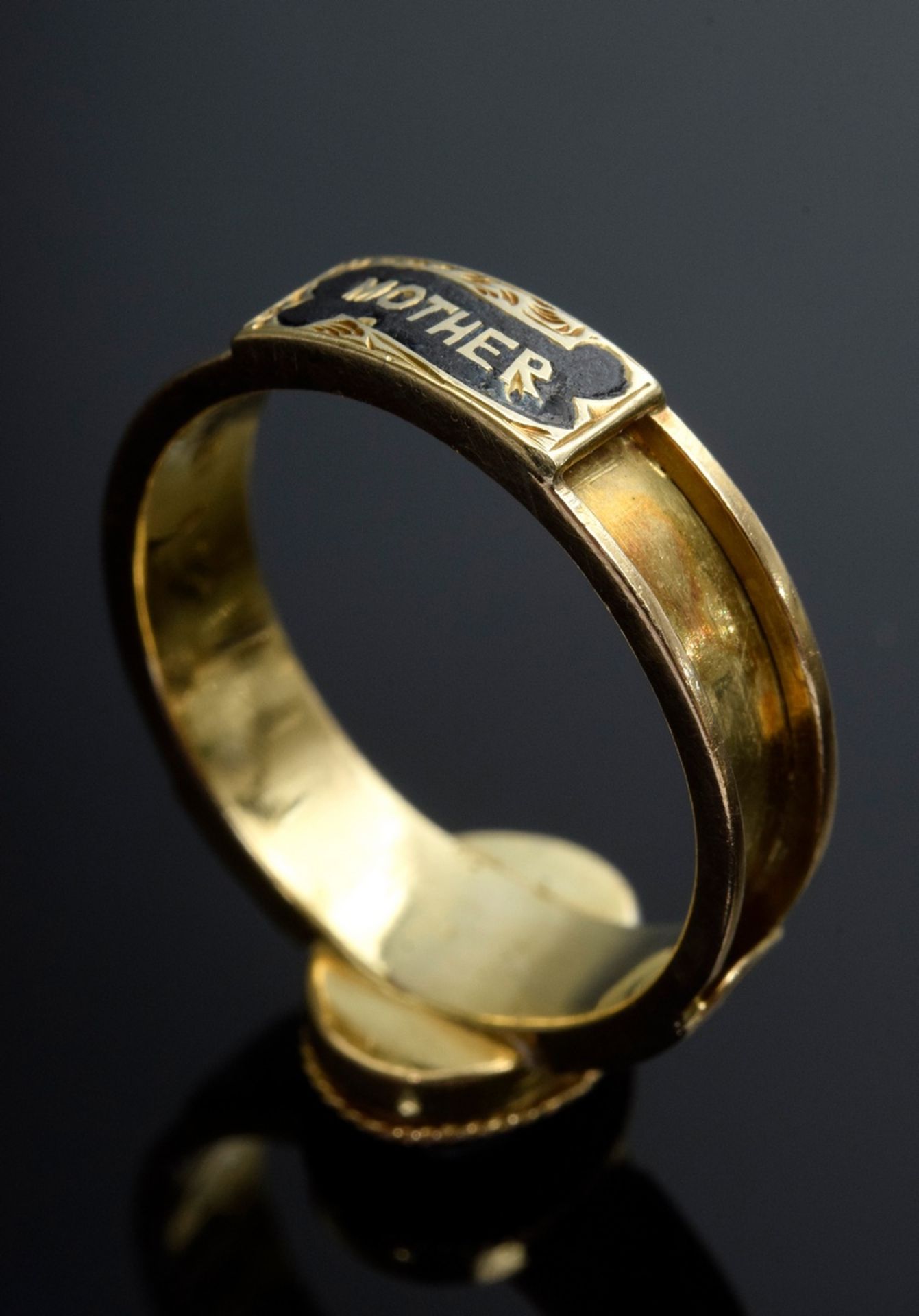 English yellow gold 625 commemorative ring with agate "blossom" and inscription "IN MEMORY OF MOTHE - Image 3 of 4