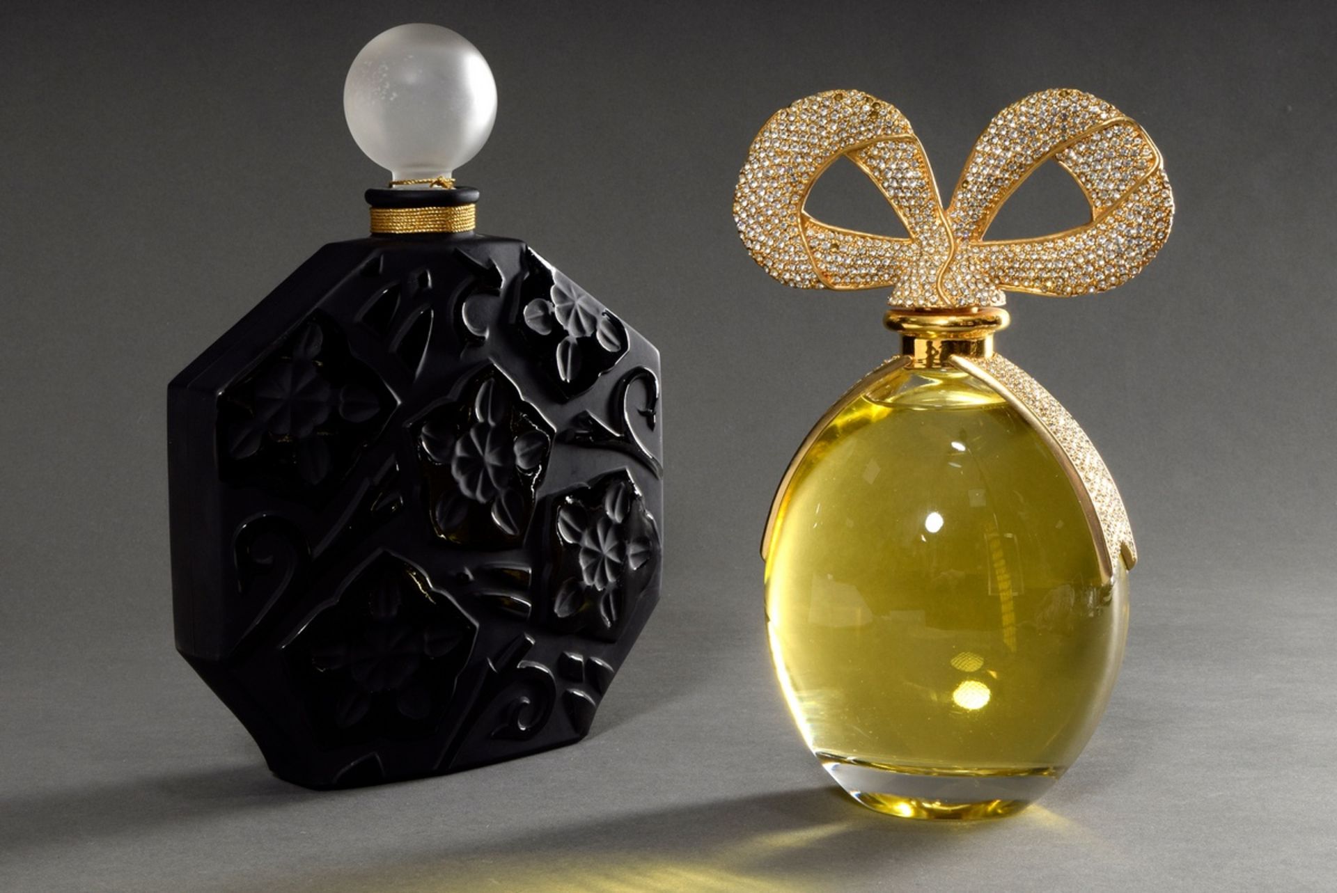 2 Parfume Facticen oversized: Jean-Charles Brosseau "Ombre Rose" (1981, h. 29cm) and Elisabeth Tayl