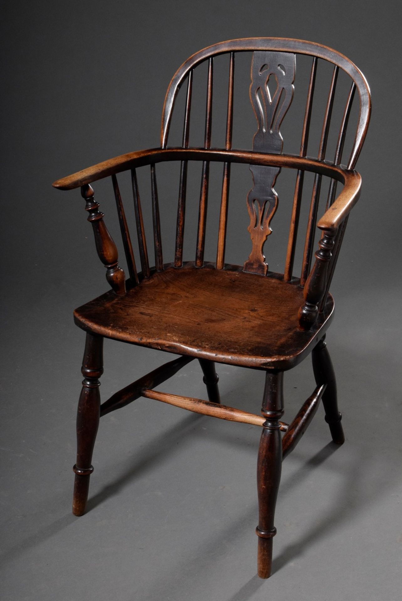 Pair of Windsor Chairs, elm stained, h. 45/89 u. 92, signs of age and use - Image 2 of 6