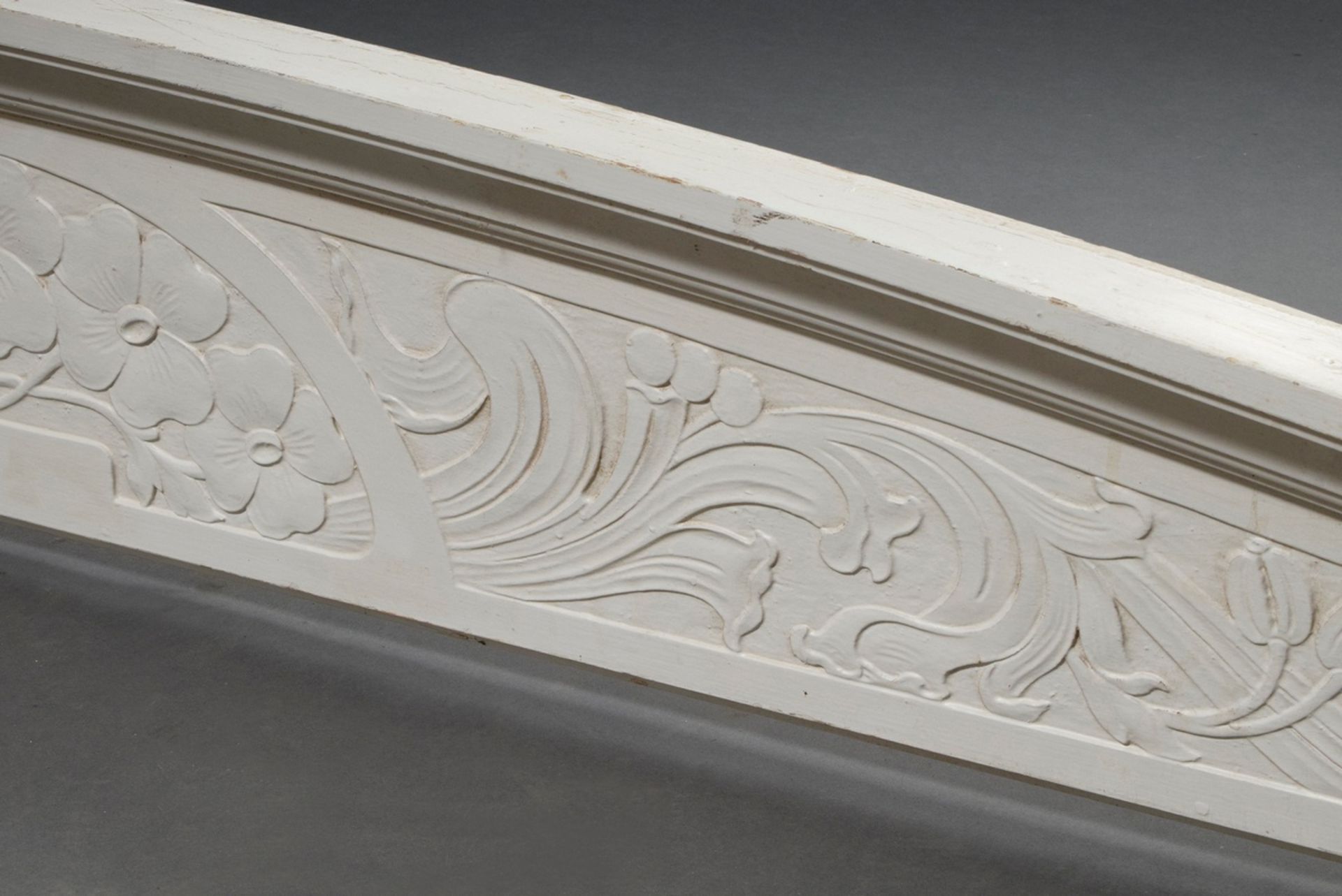 2 Art Nouveau supraports with arched finial and floral carving, white painted, Belgium c. 1900, 30x - Image 3 of 4