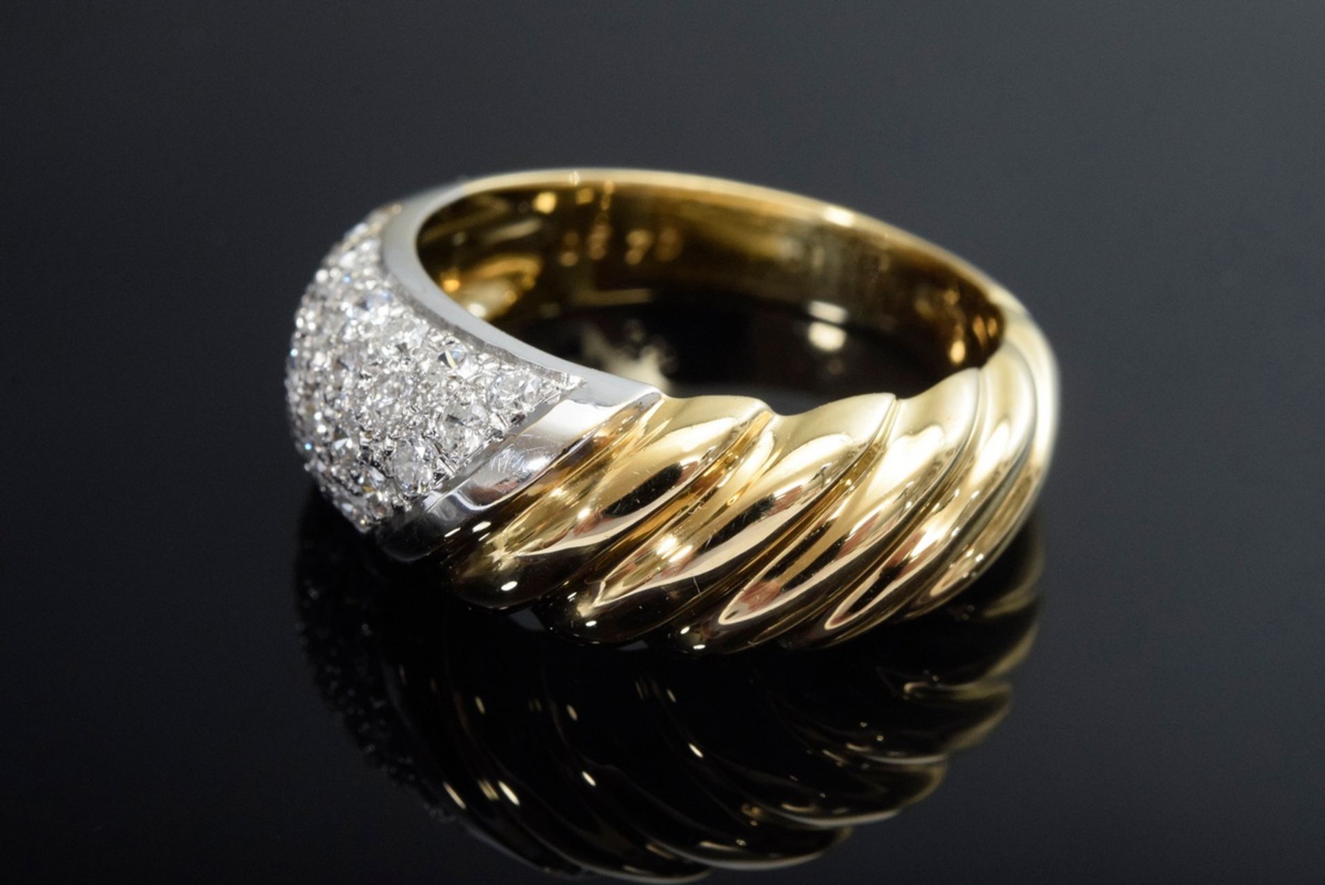 Modern yellow gold 750 band ring in groove design with diamonds (total approx. 0.57ct/VSI/W) set in - Image 2 of 5