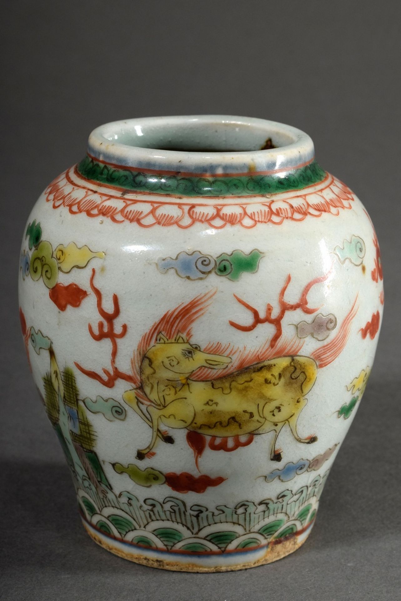 Kleine ovoide Wucai Porzellan Vase mit farbiger Malerei "Fliegende Fabeltiere" in Gelb Rot, Grün un - Bild 2 aus 5
