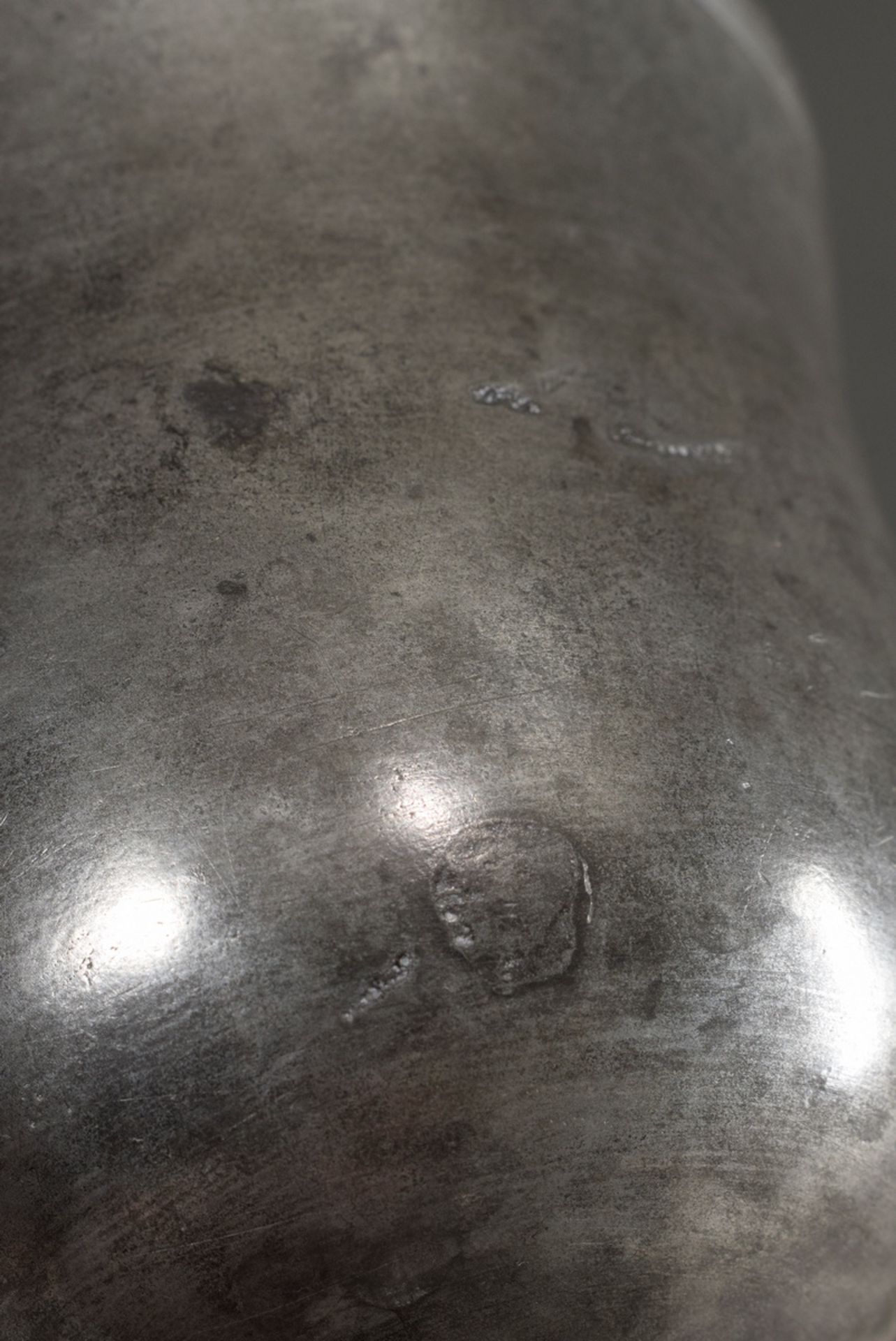 Zinn Messkelch auf rundem Fuß mit Scheibennodus im Schaft und Gravur "Mertin Schuman - Jacob Thomas - Bild 4 aus 5