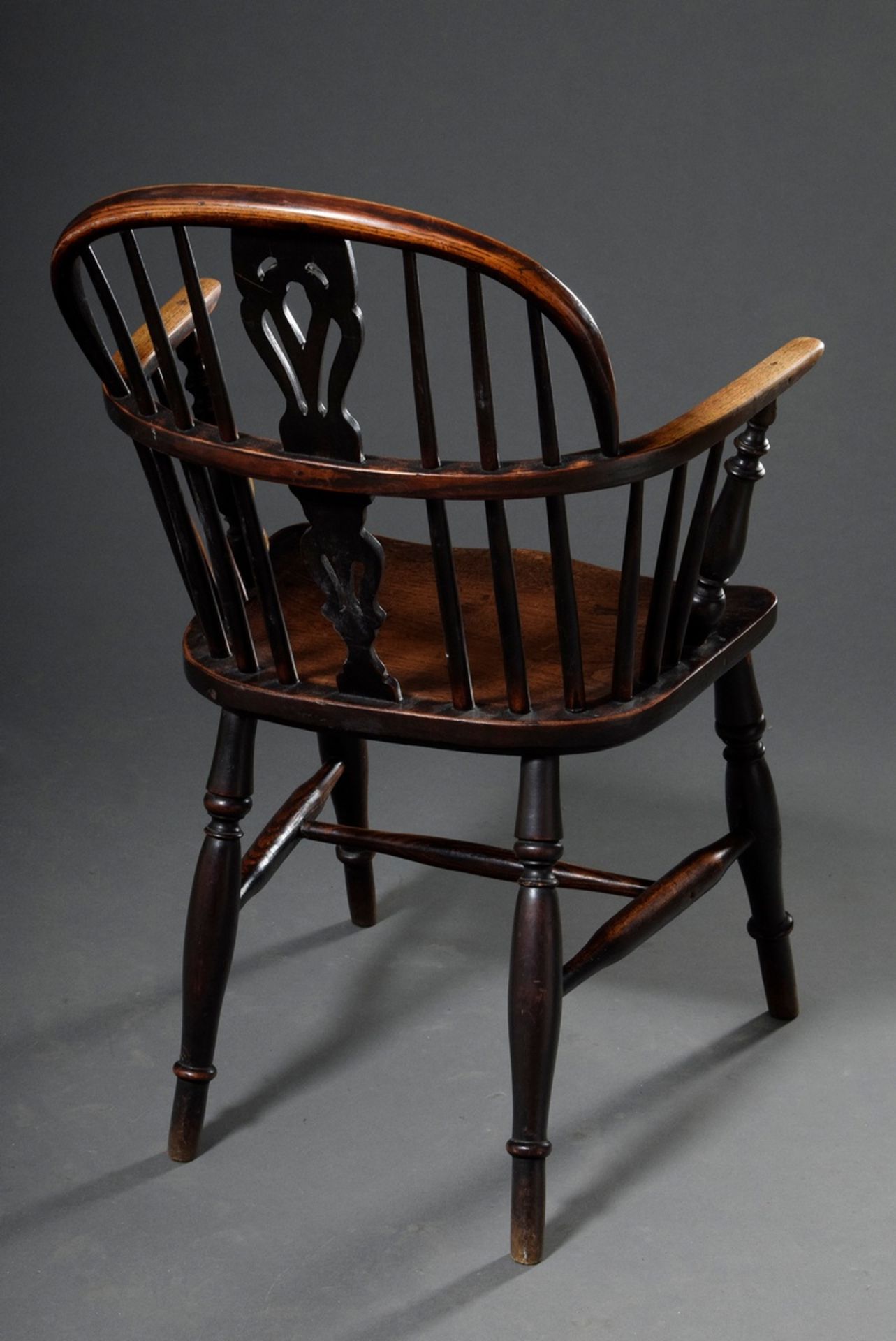 Pair of Windsor Chairs, elm stained, h. 45/89 u. 92, signs of age and use - Image 4 of 6