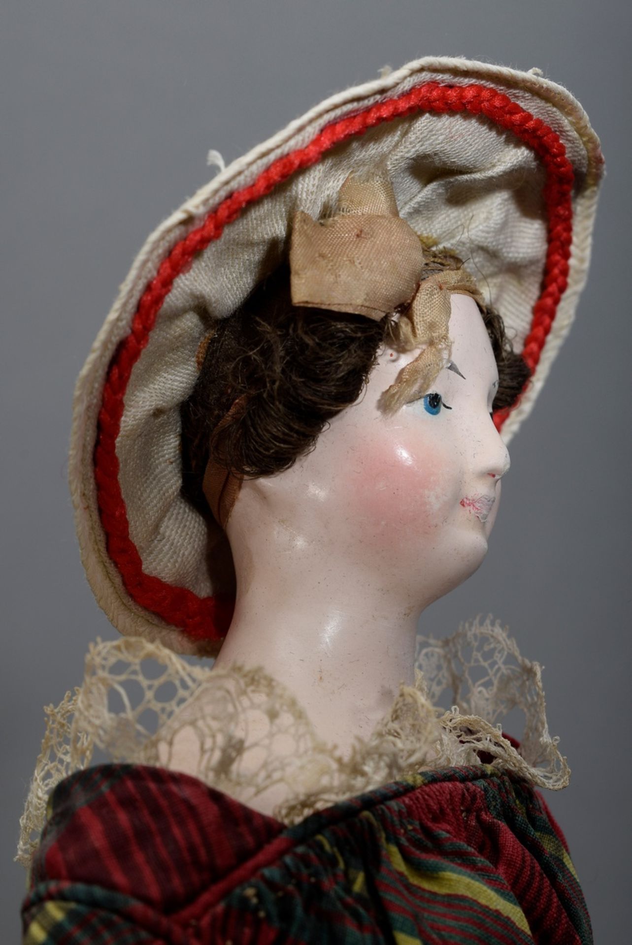 Biedermeier Puppe mit Massekopf, handgenähtem Lederkörper, seitliche Locken aus Echthaar, aufgemalt - Bild 4 aus 6