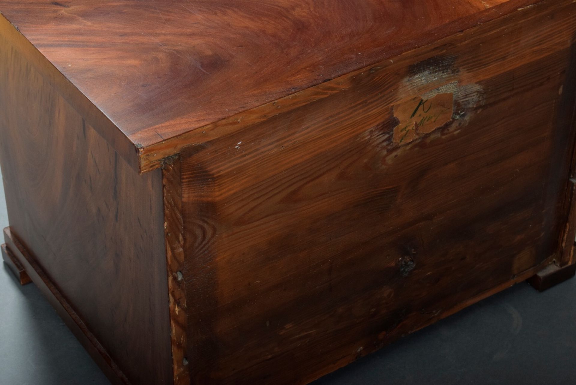 Low Biedermeier "Blender" bedside cabinet in plain façon, mahogany/softwood veneer, 19th century, 5 - Image 2 of 5