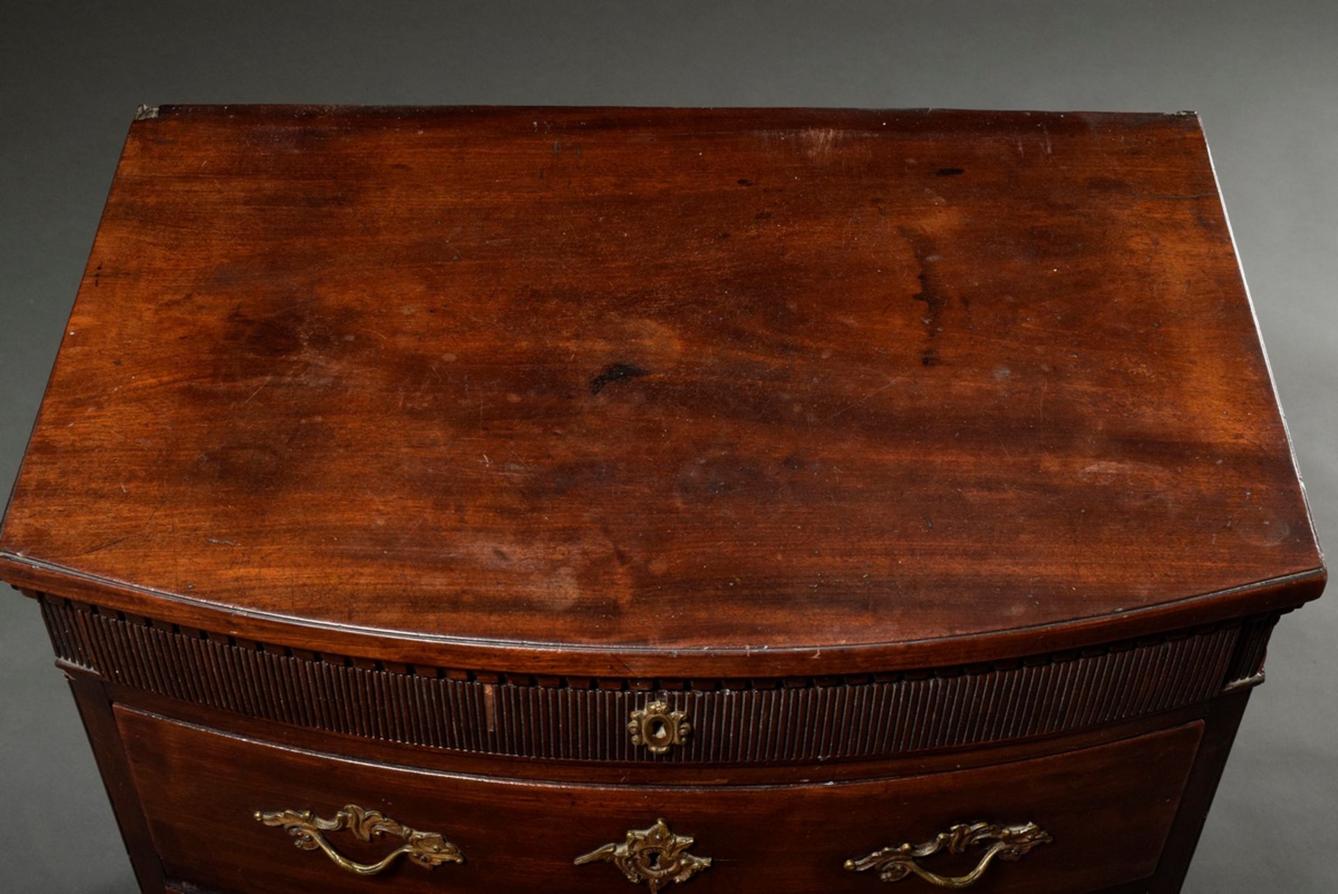 North German demilune chest of drawers with calf tooth and groove moulding, mahogany, c. 1780/1800, - Image 3 of 6