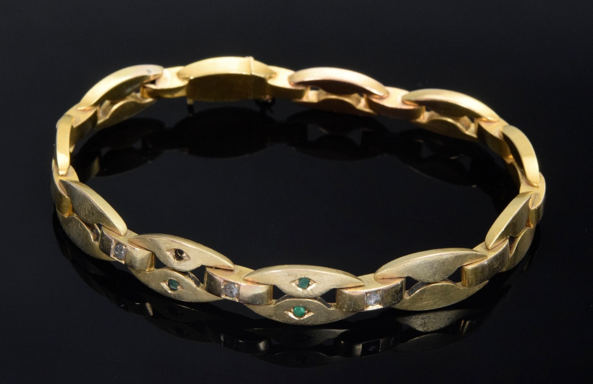 Yellow gold 585 bracelet with oval links, small diamond roses and emeralds 14,7g, l. 19,2cm, 1 emer