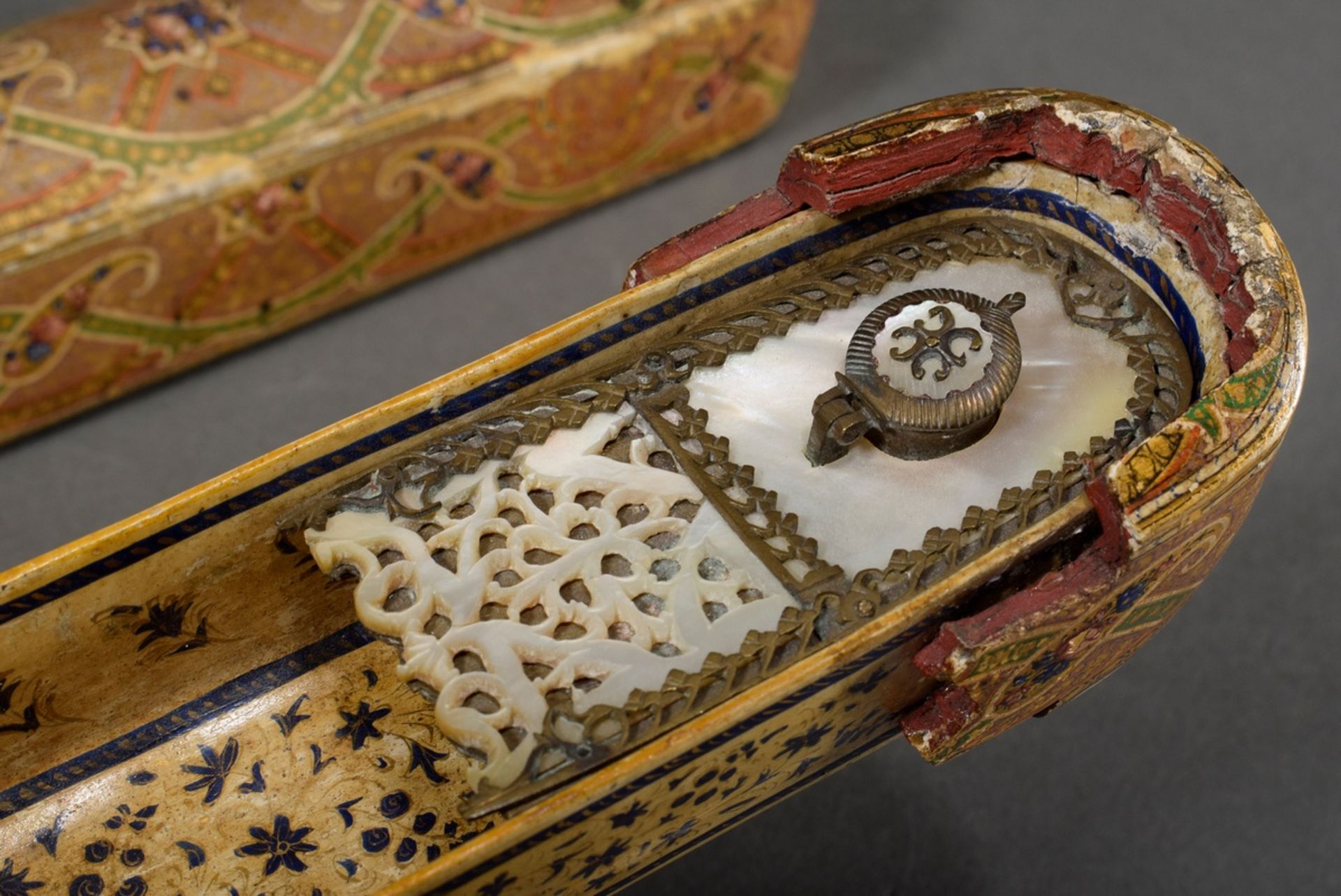 Persisches 'Qalamdan' Schreibzeug, Papiermaché mit polychromer Lack- und Goldlackmalerei, innen kle - Bild 5 aus 10
