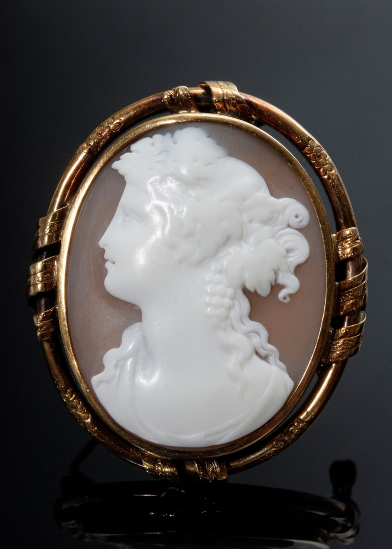 Oval shell cameo pin "Woman half portrait" in rose gold 585 setting, 11,7g, 4,5x3,6cm