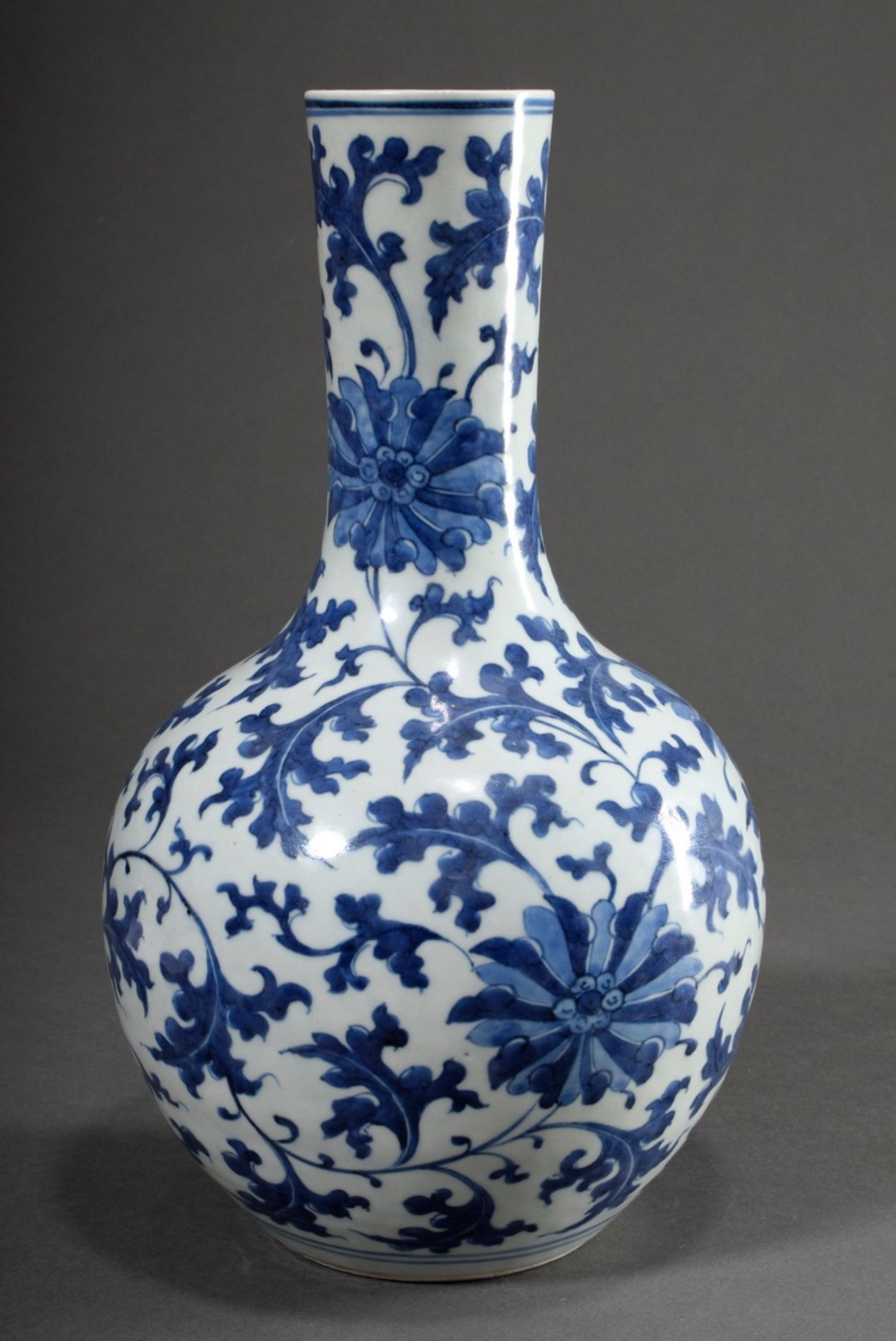 Chinesische Tianqiuping Porzellan Vase in Balusterform mit Blaumalerei "Granatapfelblüten und Ranke - Bild 2 aus 4