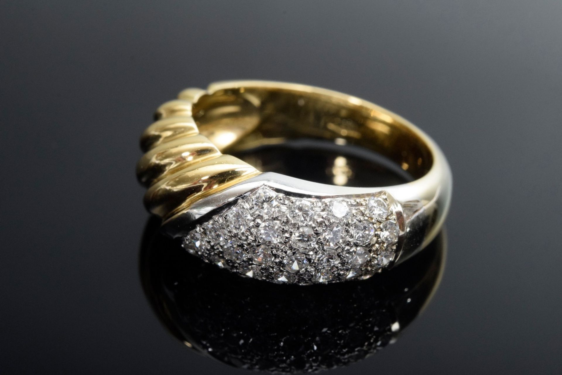 Modern yellow gold 750 band ring in groove design with diamonds (total approx. 0.57ct/VSI/W) set in - Image 3 of 5