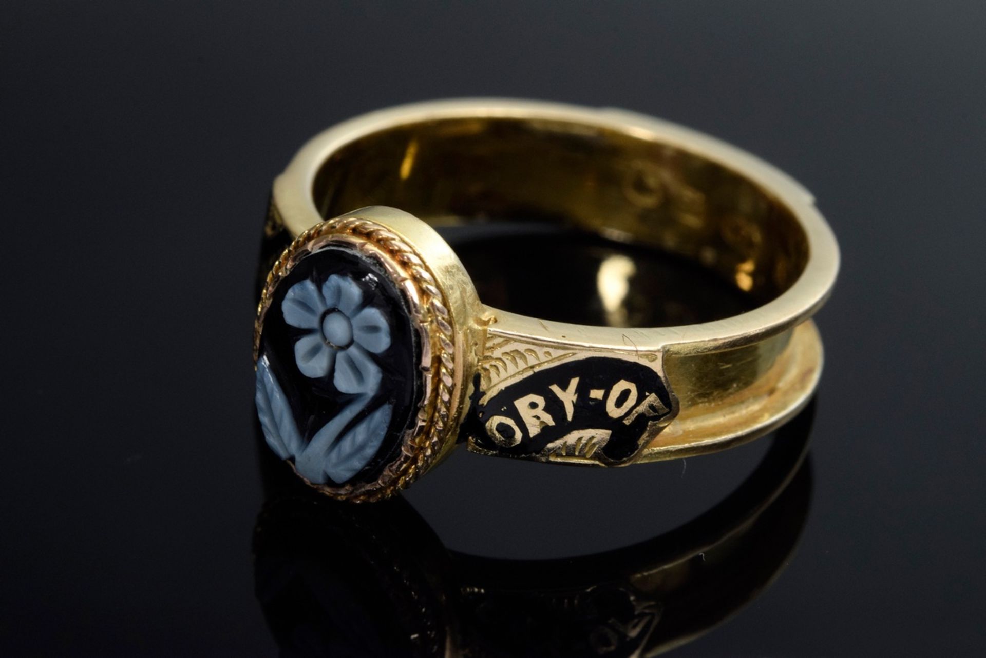 English yellow gold 625 commemorative ring with agate "blossom" and inscription "IN MEMORY OF MOTHE - Image 2 of 4