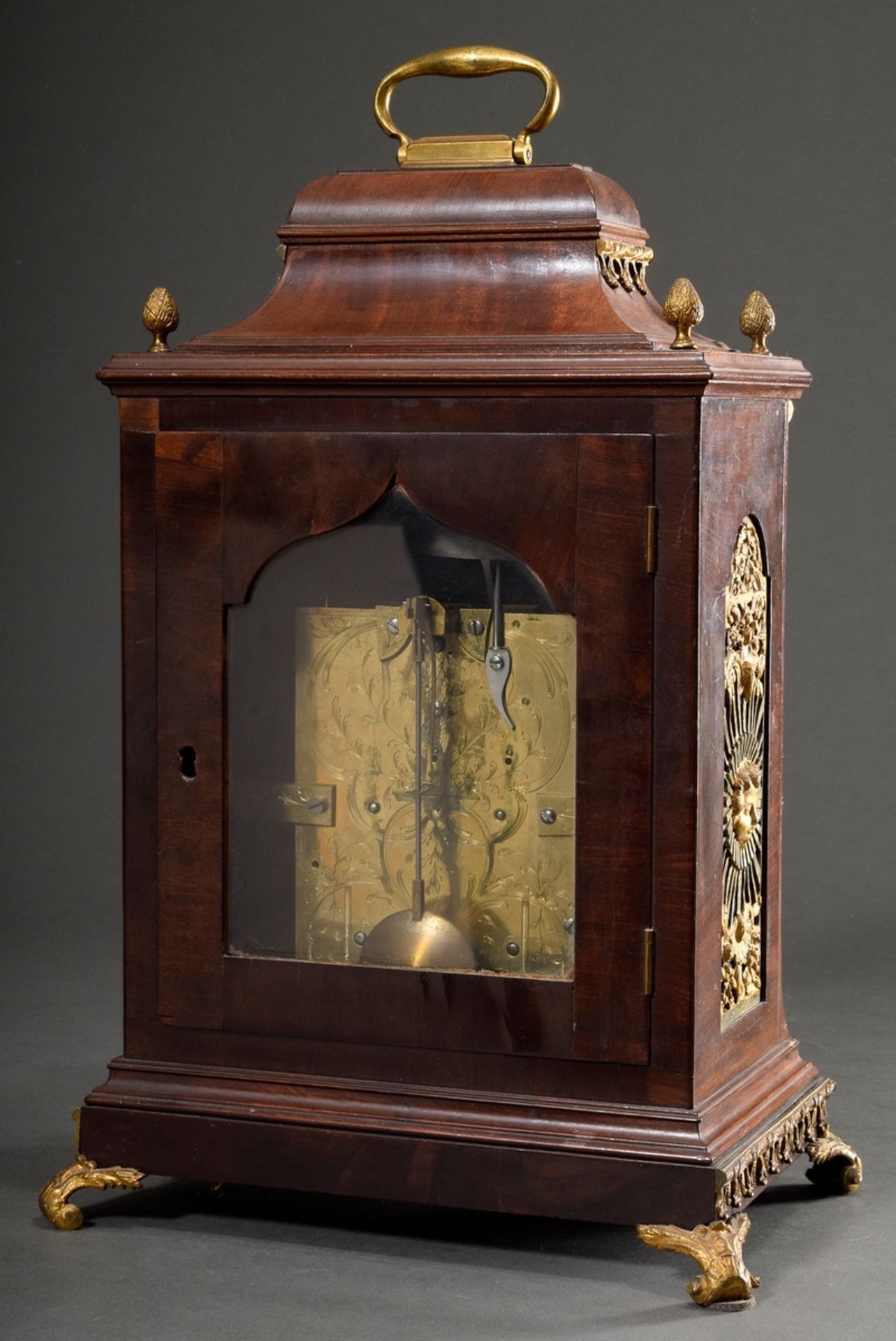 Englische Bracket Clock in Nussbaum Gehäuse mit feuervergoldeten Bronzebeschlägen, Zifferblatt sign - Bild 7 aus 9