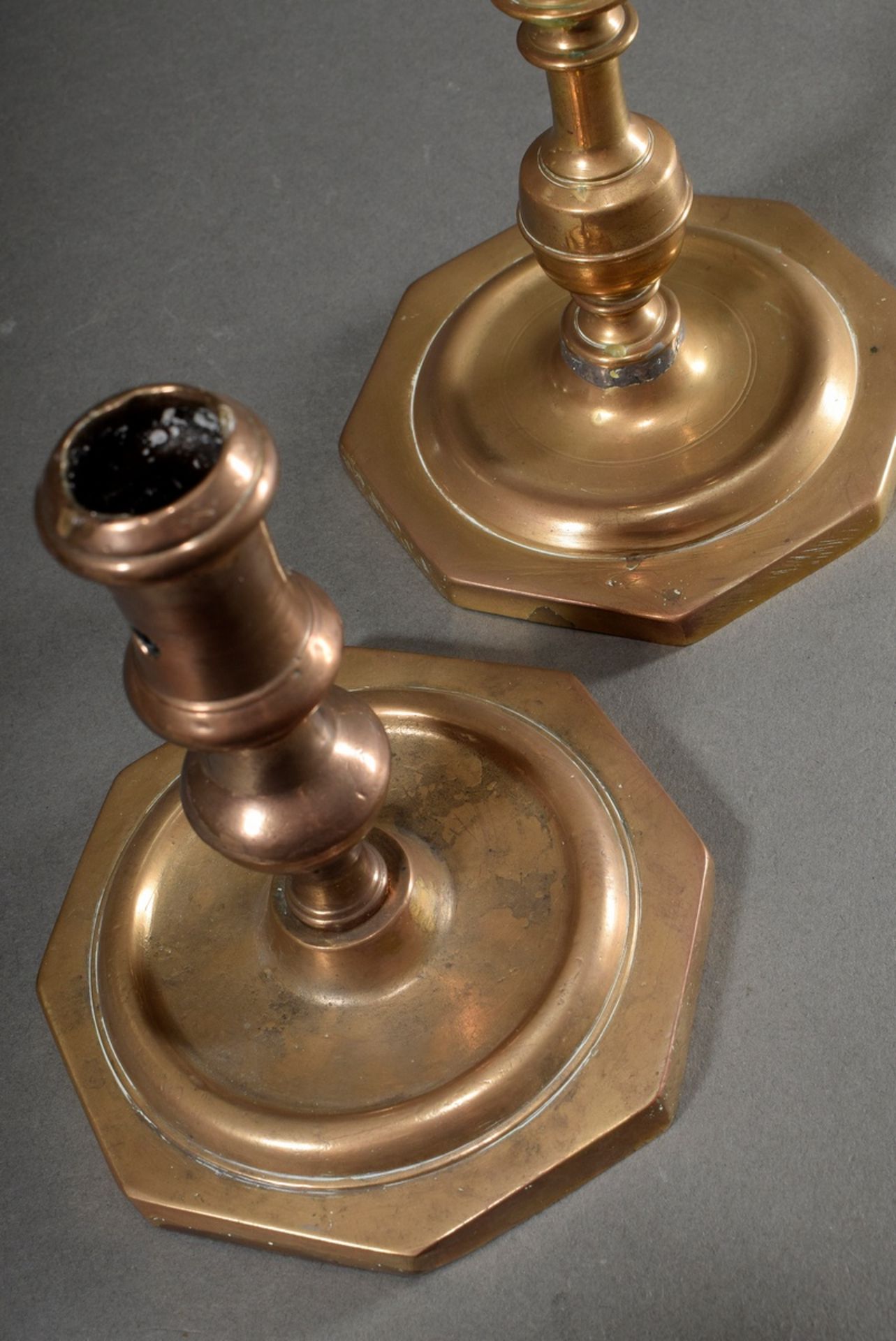 Pair of bronze candlesticks with different shaped baluster stems on wide octagonal feet, h. 13,5/15 - Image 2 of 4