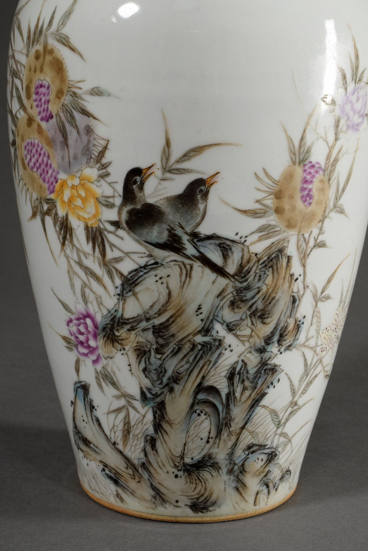 Große chinesische Porzellan Vase mit farbiger Bemalung "Stare auf Felsen mit Blüten und Granatäpfel - Bild 3 aus 7