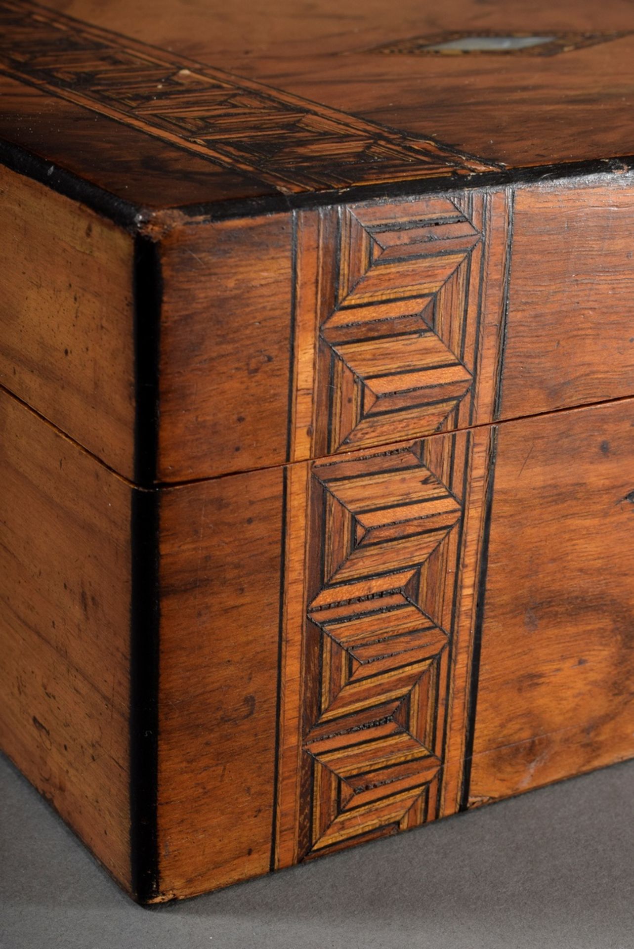 Biedermeier wooden box with meander band inlays and inlaid mother-of-pearl lozenge, 19th century, 1 - Image 3 of 7