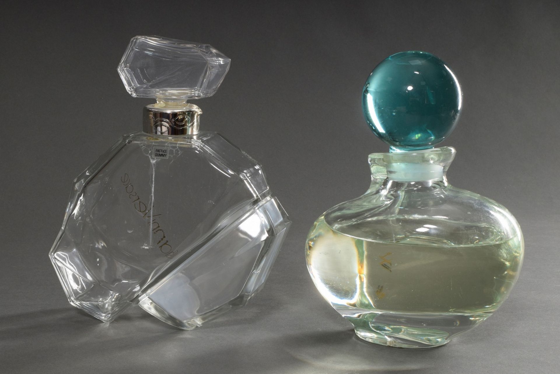 2 Modern perfume factices in oversize: Versace "Gianni Versace" (1981, h. 25cm) and Giorgio Beverly - Image 2 of 5