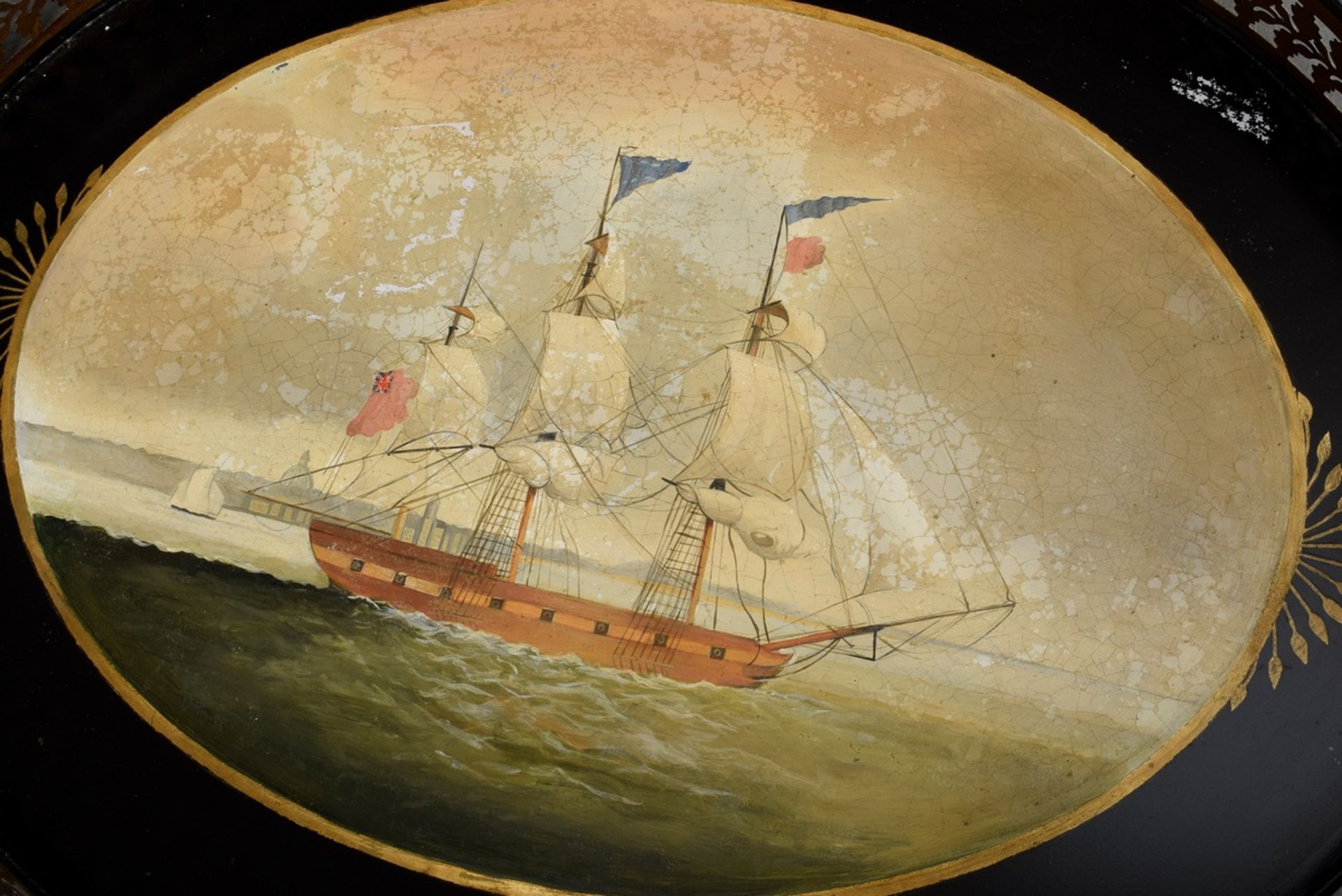 Ovales englisches Blechtablett mit goldstaffiertem Galerierand und polychromer Malerei "Dreimaster  - Bild 2 aus 6