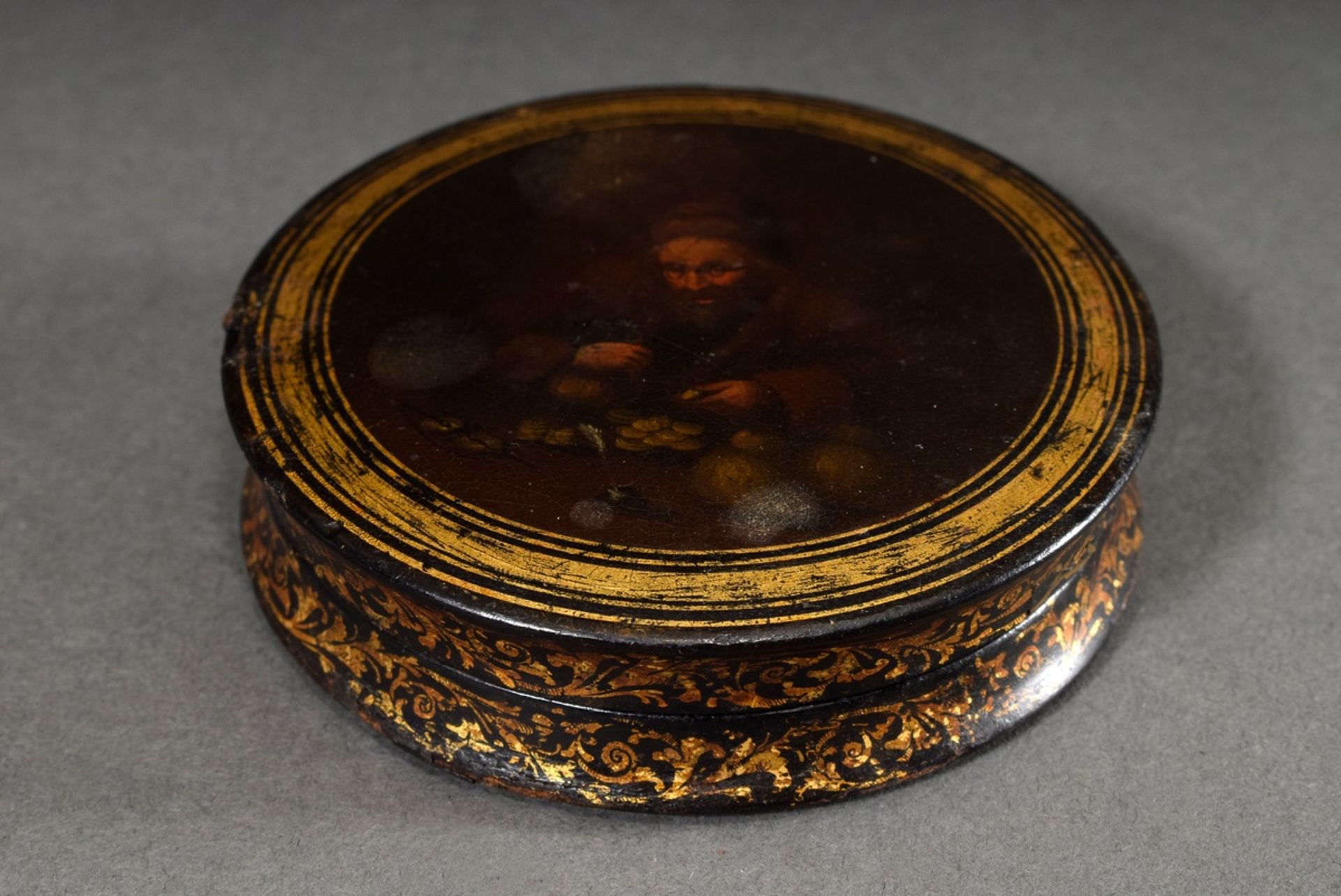 Round lacquer box with fine painting "money counter" on the lid and gold staffage, probably Stobwas - Image 2 of 4