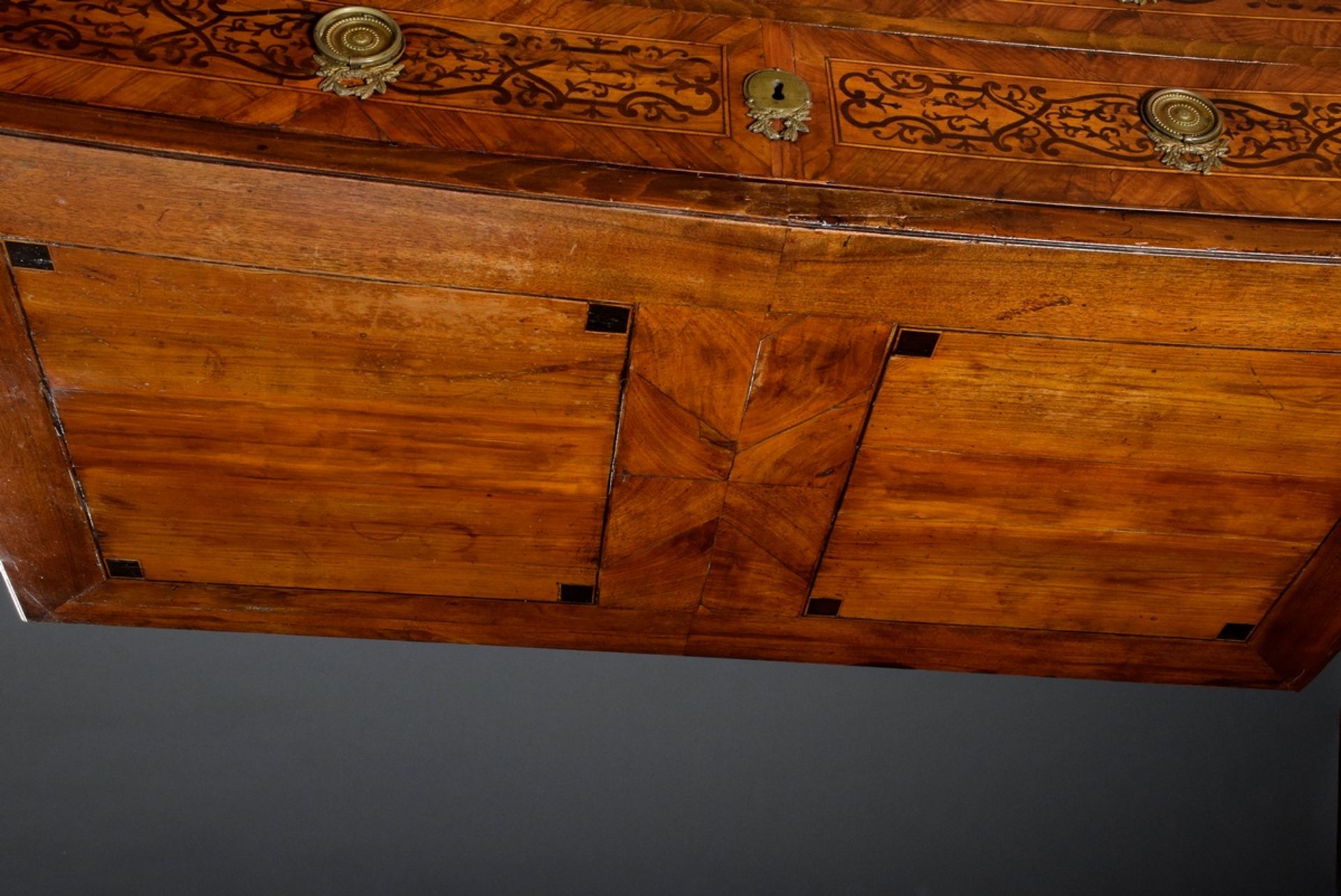 Classicist chest of drawers in strict façon on pointed legs with concave front, ornamental inlays o - Image 4 of 8