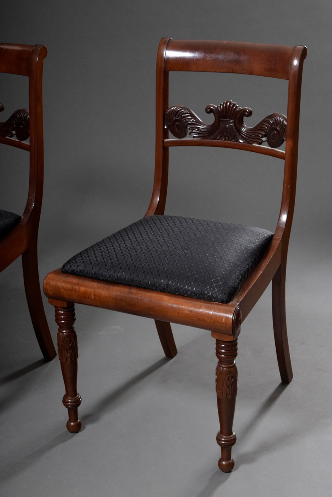 Pair of Biedermeier chairs with floral carved back board, turned legs and horsehair upholstery, mah - Image 3 of 6
