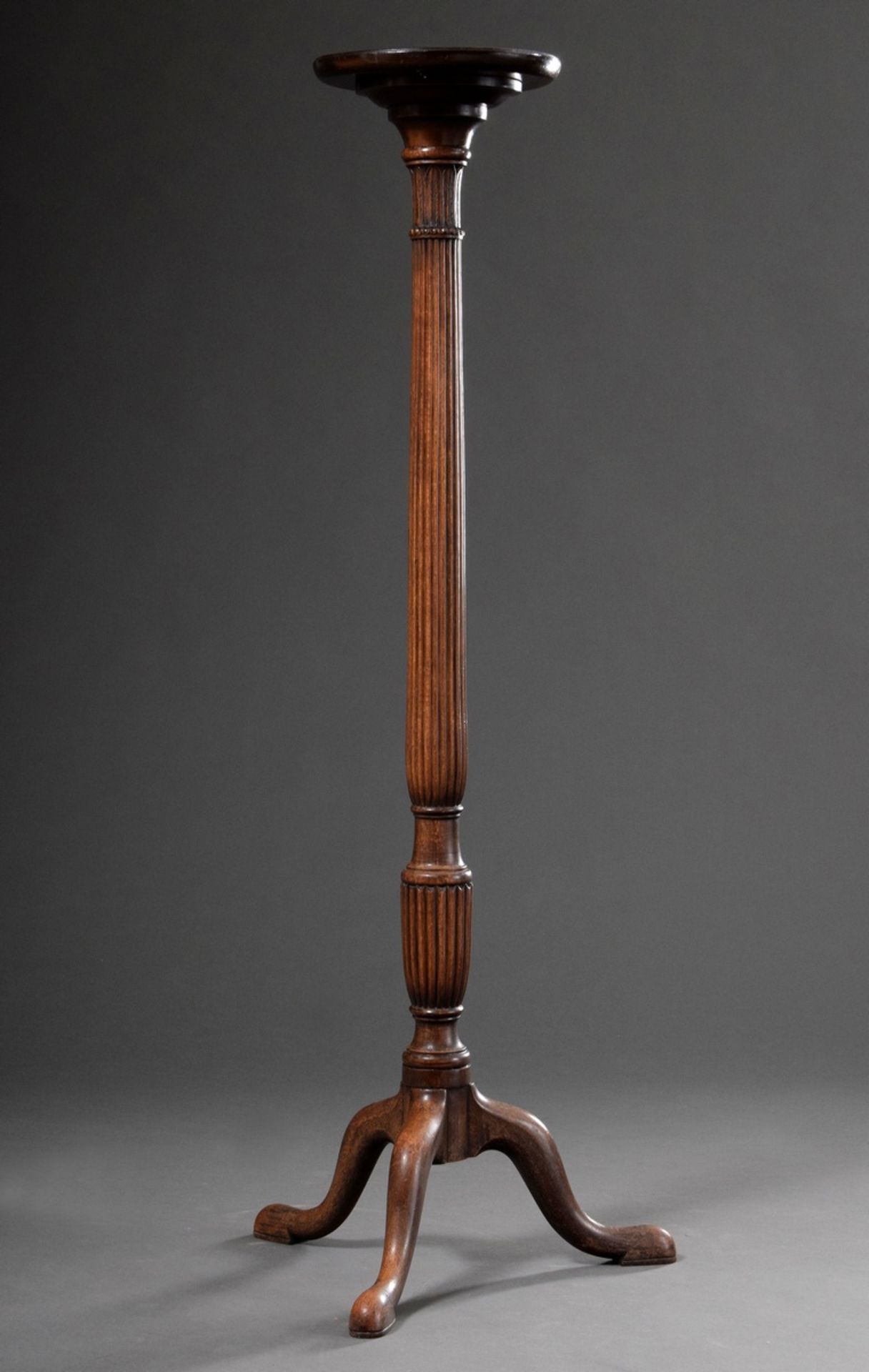 Slender English flower stand with fluted shaft on a tripod, mahogany, h. 132cm, Ø 26cm, slight sign