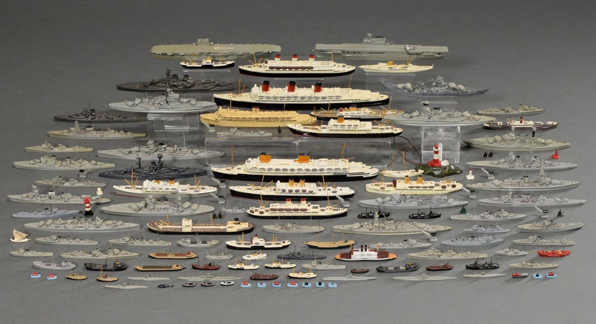 Sammelkasten mit Wiking Schiffs Modellen, u.a. "Hamburg", "Bremen", "Queen Mary", "Gorch Fock", "Pr - Bild 2 aus 17