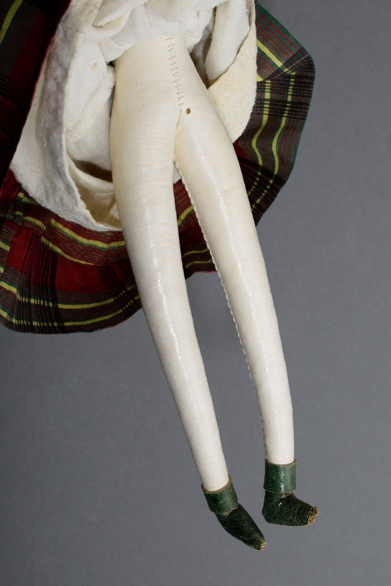 Biedermeier Puppe mit Massekopf, handgenähtem Lederkörper, seitliche Locken aus Echthaar, aufgemalt - Bild 6 aus 6