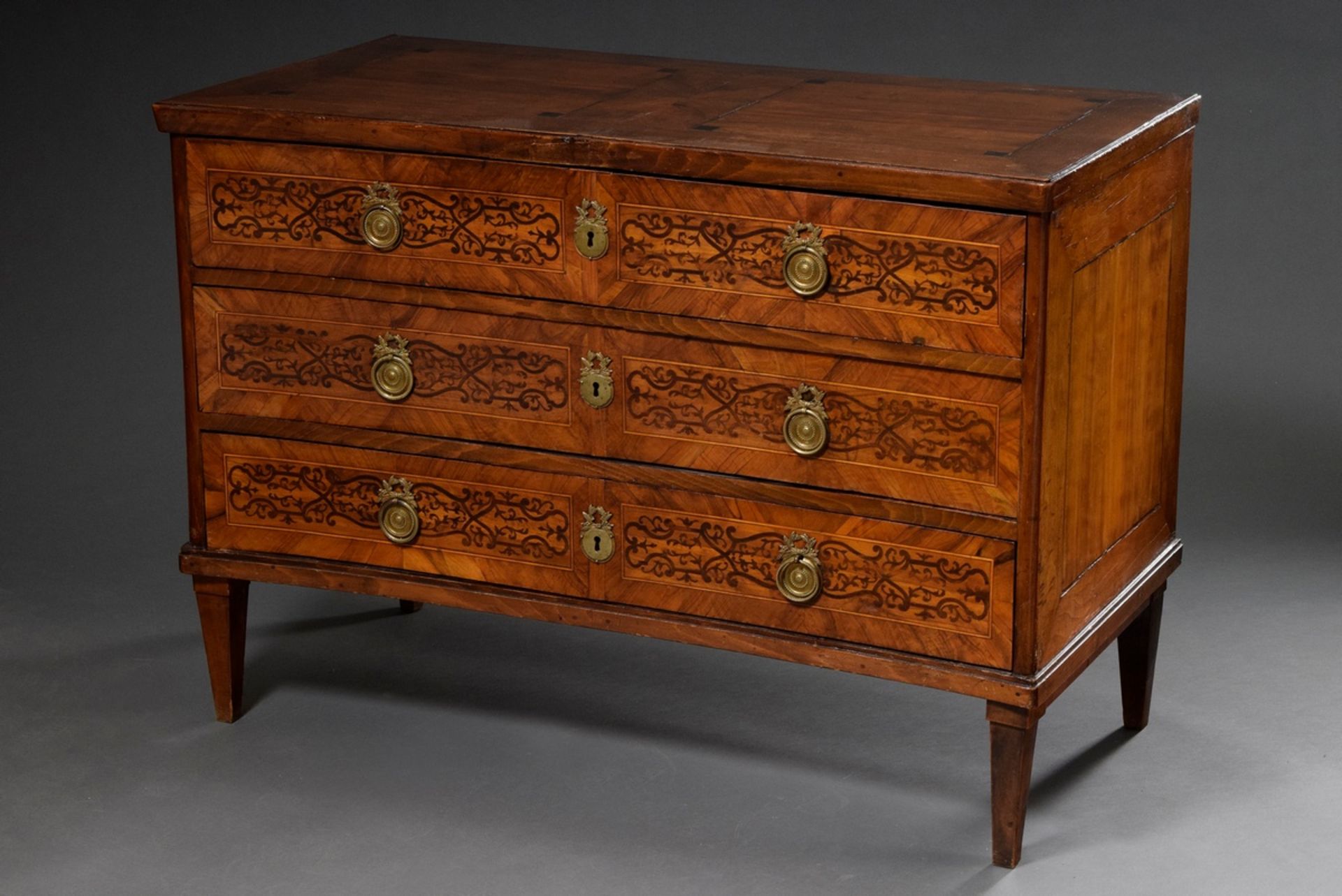 Classicist chest of drawers in strict façon on pointed legs with concave front, ornamental inlays o - Image 2 of 8