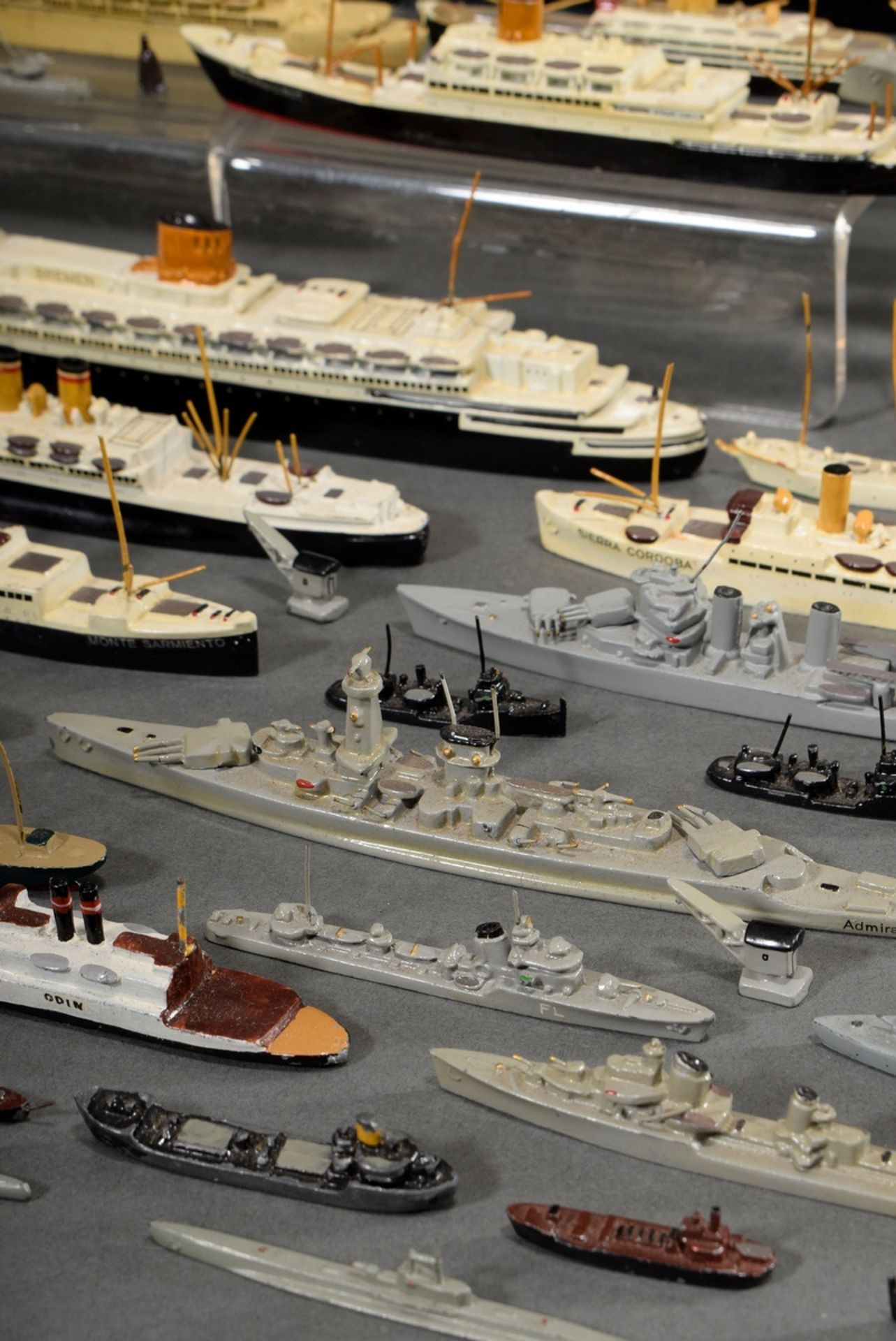 Sammelkasten mit Wiking Schiffs Modellen, u.a. "Hamburg", "Bremen", "Queen Mary", "Gorch Fock", "Pr - Bild 7 aus 17