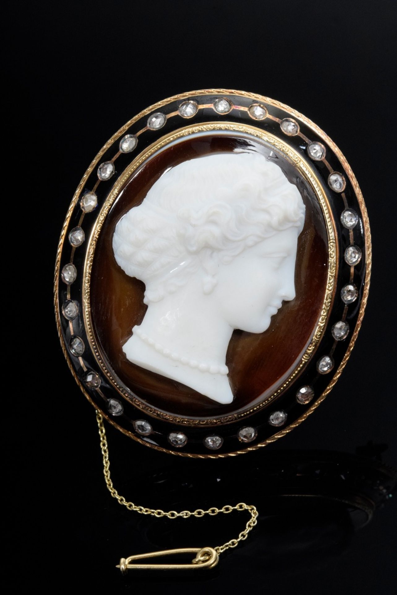 Historical yellow gold 585 pin with agate cameo and black enamel inlay in diamond rosary (37,3g, Ø 