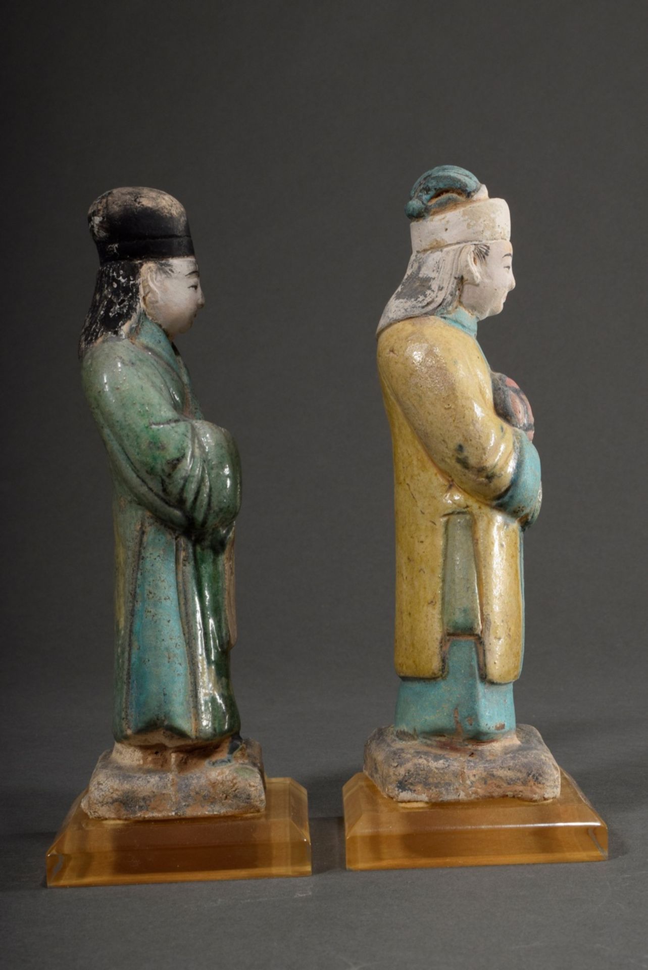Paar chinesische Begräbnis Figuren "Diener", Ton farbig glasiert, Ming Dynastie, mit Plexiglas Sock - Bild 5 aus 7