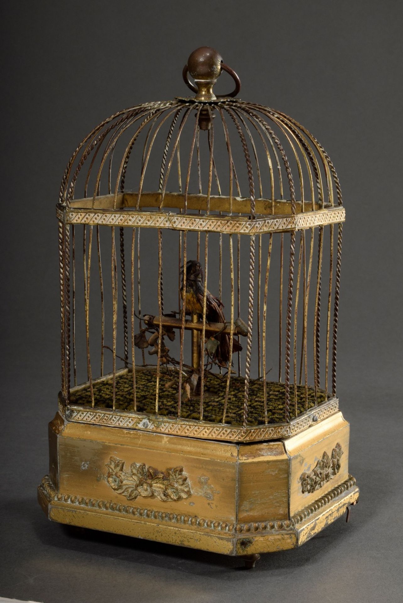 Singing bird automaton with small feathered bird on rod in brass wire cage on gilded wood base with - Image 3 of 6