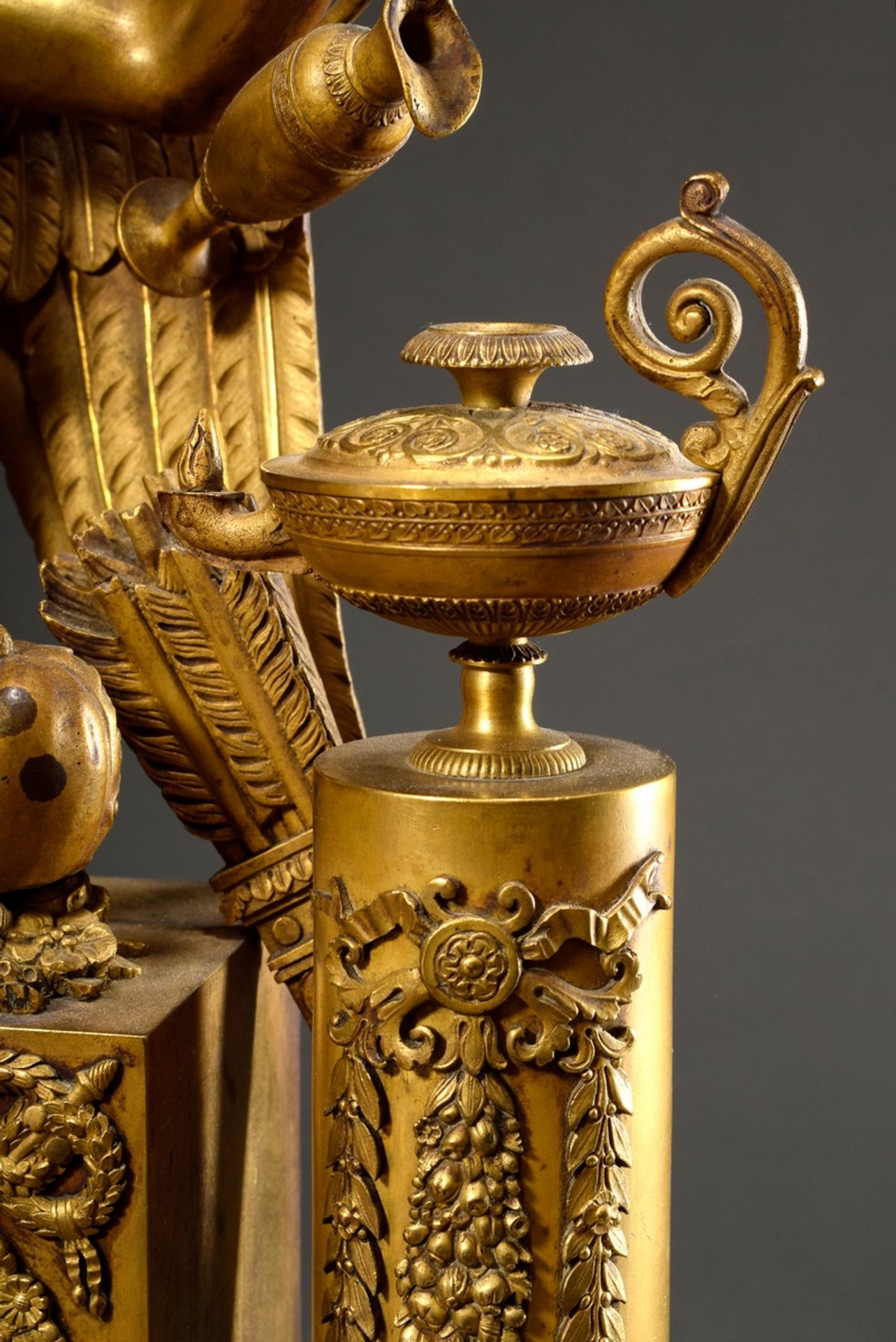 Französische Empire Prunkpendule „Amor gießt Öl ins Feuer“, feuervergoldete Bronze, Emaille Zifferb - Bild 9 aus 9