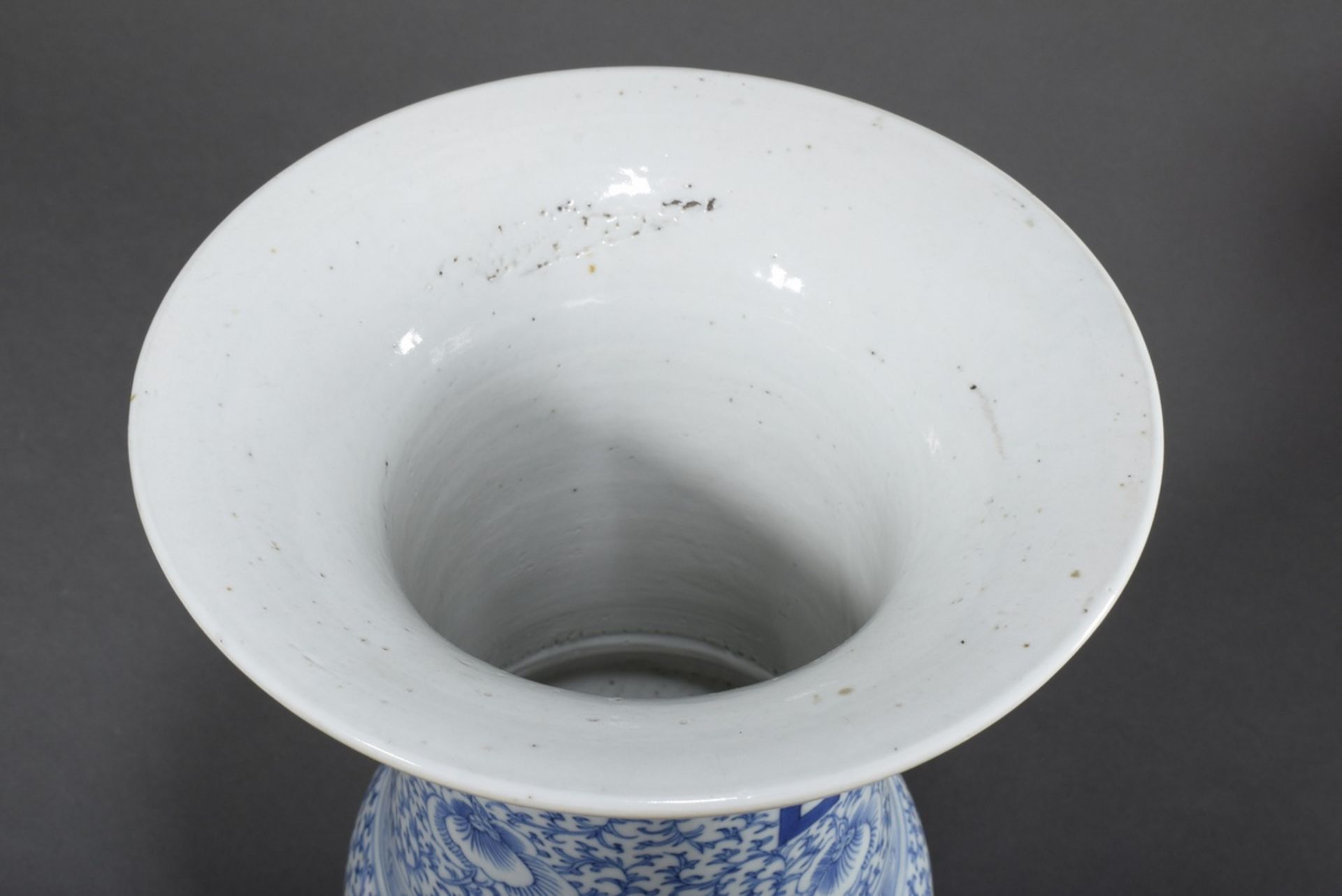 Chinesische Porzellan "Gu" Vase mit Blaumalerei "Glückszeichen" auf floralem Fond, H. 41cm, Ø 24cm - Bild 2 aus 6