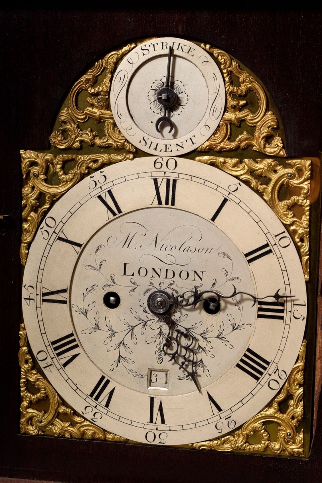 Englische Bracket Clock in Nussbaum Gehäuse mit feuervergoldeten Bronzebeschlägen, Zifferblatt sign - Bild 3 aus 9