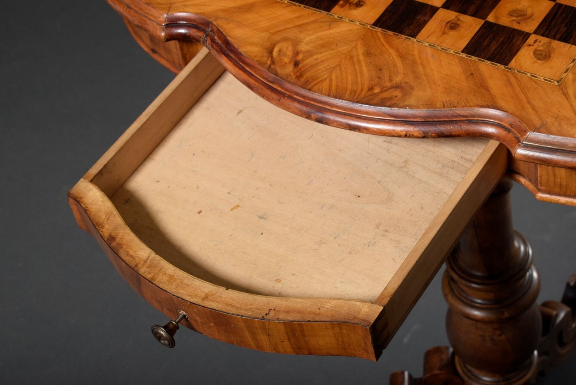 Late Biedermeier chess/mill playing table on central column and triple volute base, walnut veneer,  - Image 5 of 9