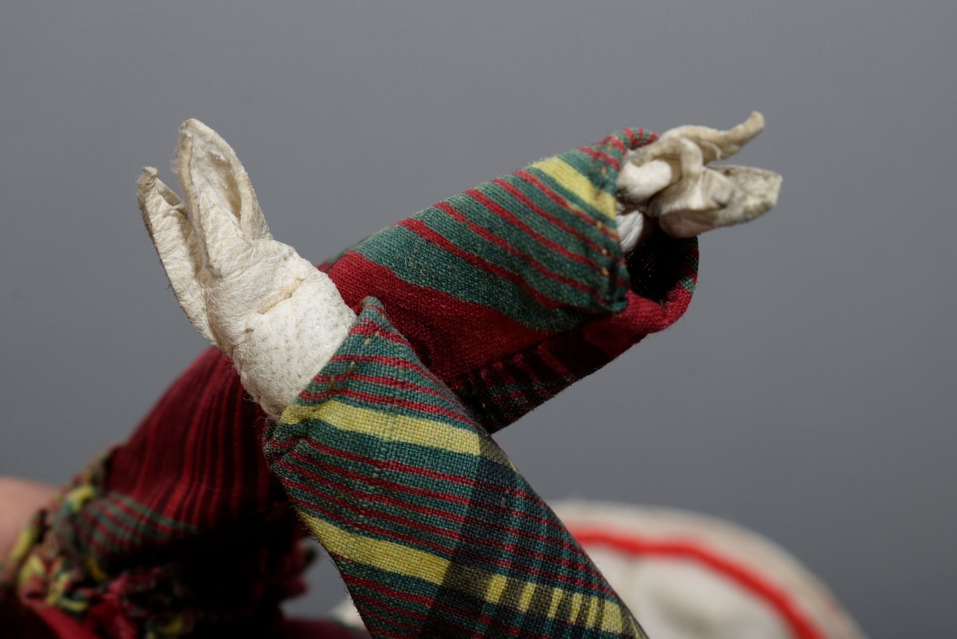 Biedermeier Puppe mit Massekopf, handgenähtem Lederkörper, seitliche Locken aus Echthaar, aufgemalt - Bild 5 aus 6