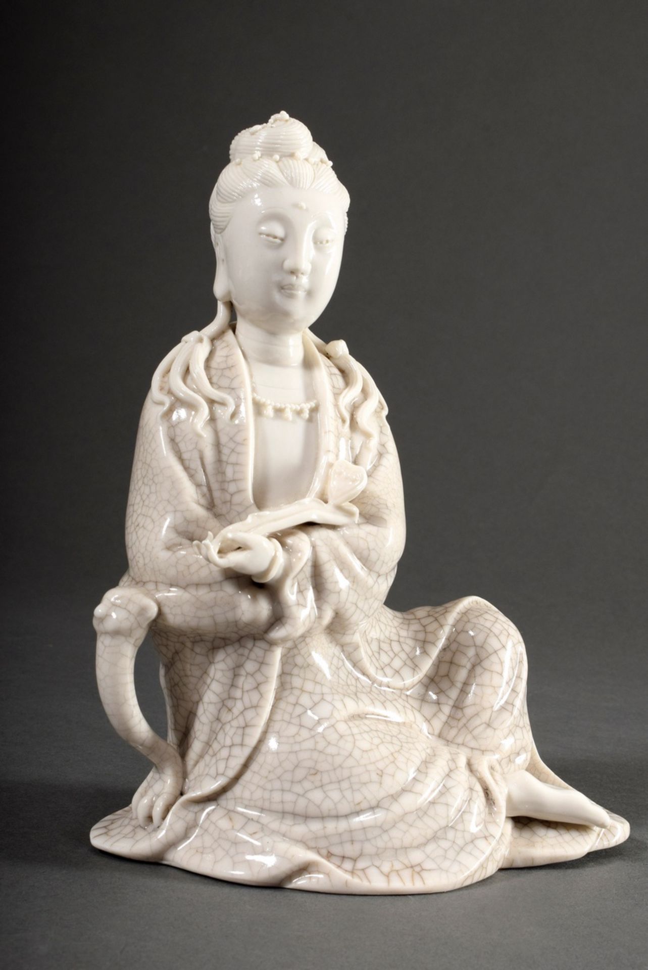 Chinesische Blanc de Chine Figur "Guanyin mit Ruizepter" und partieller Ge Glasur, Dehua, auf der R