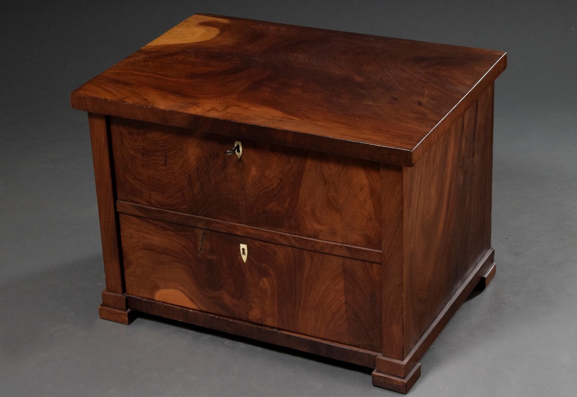 Low Biedermeier "Blender" bedside cabinet in plain façon, mahogany/softwood veneer, 19th century, 5