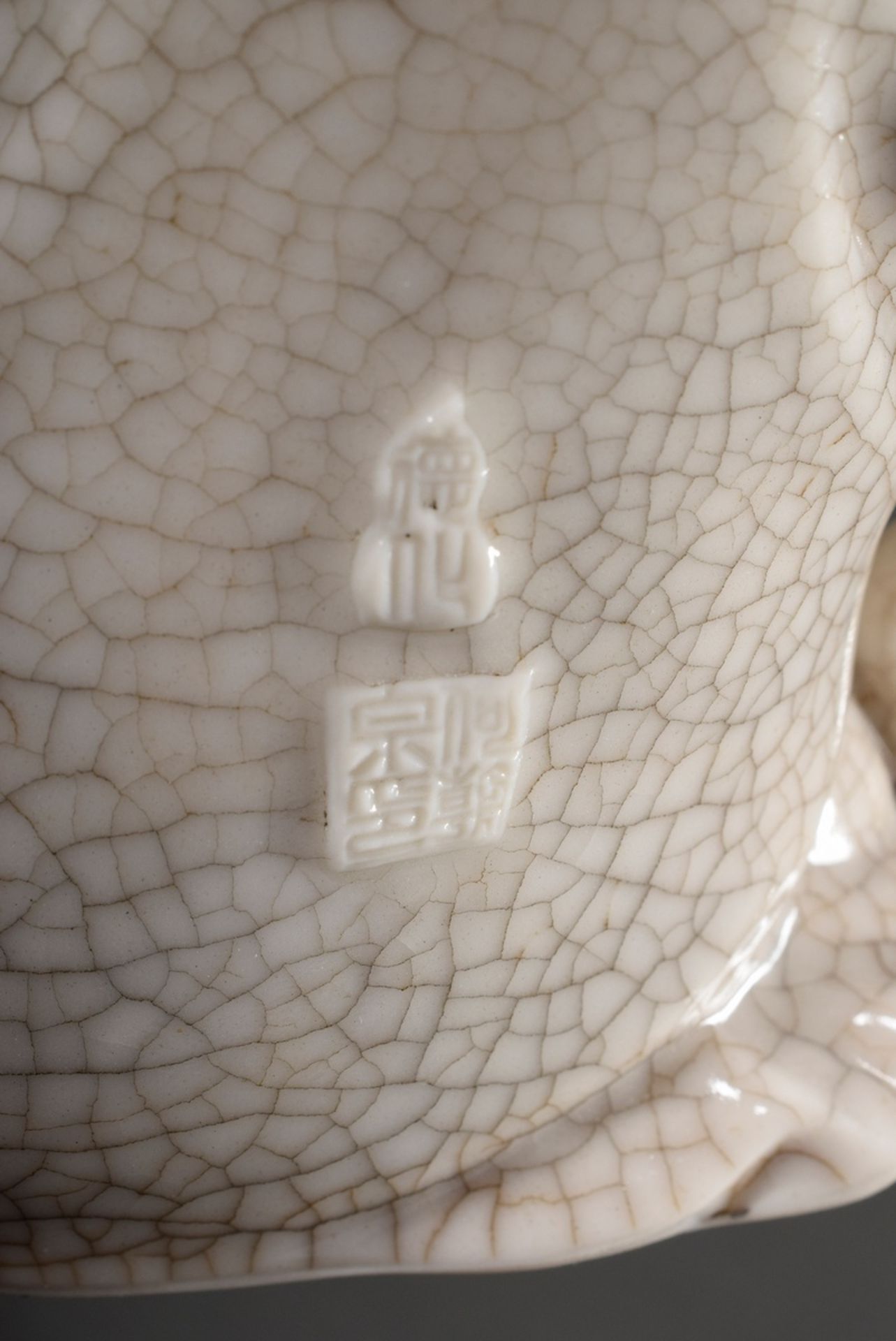 Chinesische Blanc de Chine Figur "Guanyin mit Ruizepter" und partieller Ge Glasur, Dehua, auf der R - Bild 7 aus 7